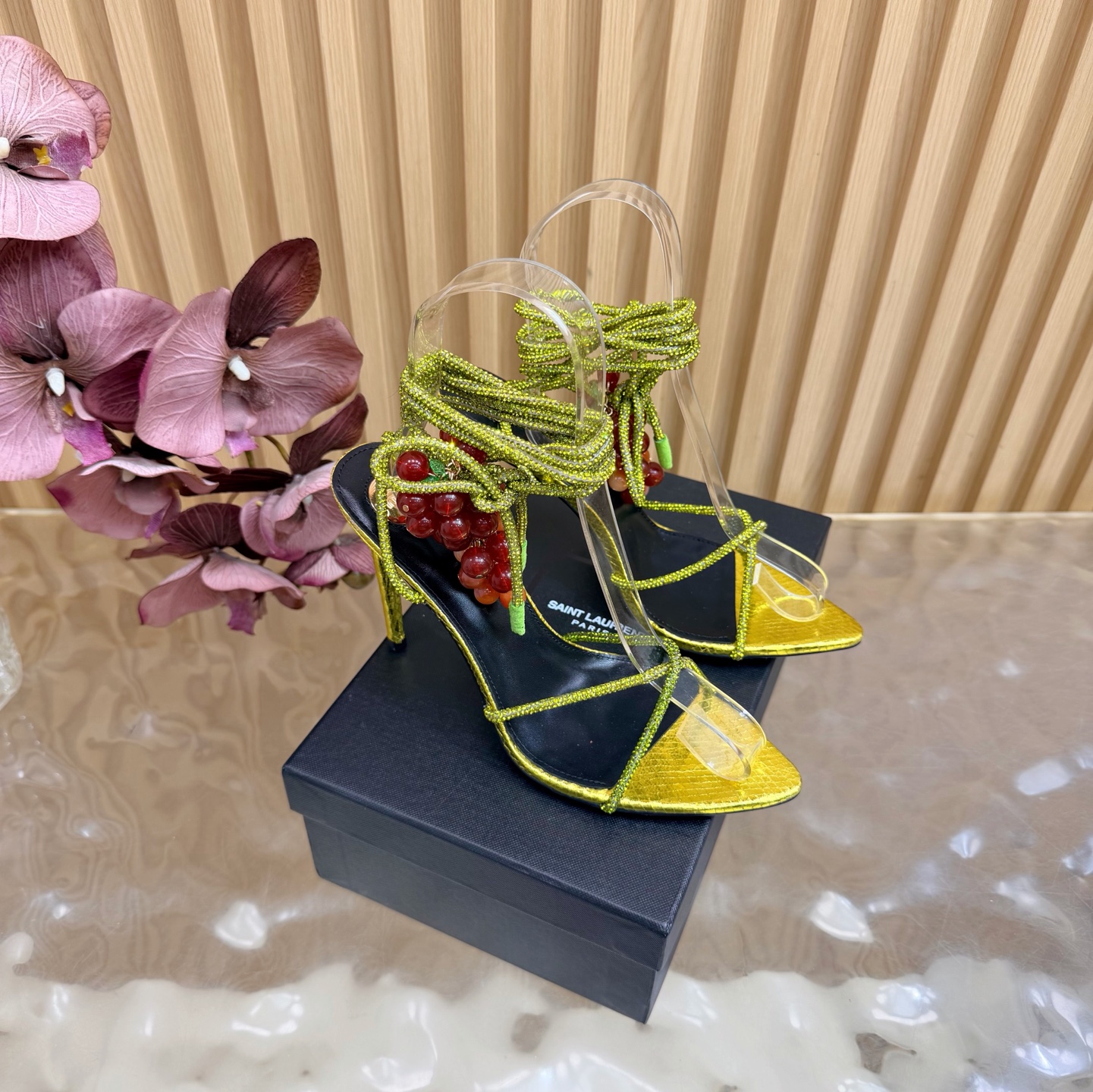 NO:887415,High version of the 2026 spring and summer new YSL Saint Laurent / YSL grape pendant high heels. Super super invincible and popular high-heeled grape pendant strap sandals —————————————— This hardware buckle of each layout in our house must be molded and customized at 1:1!  The effect is very comfortable, the foot feels great, and it can be matched naturally whether you pair it with jeans, a small suit, or a skirt. Silk upper, silk lining, leather outsole, heel height 10cm, size 35-42 (40, 41, 42 customized, non-returnable and non-exchangeable), high heels and sandals, saint laurent, saint laurent, saint laurent, sandals, high heels, skirts, jeans, real silk, Leather soles19860909高版本2026春夏新款 YSL Saint Laurent / 圣罗兰ysl 葡萄吊坠 高跟 超级超级无敌火爆的高跟葡萄吊坠绑带凉鞋 —————————————— 这款我们家每个版面的五金扣都要开模1:1定制！效果非常舒服,脚感很棒,而且无论你搭配牛仔裤,小西服,裙子,都能搭配自然 鞋面真丝 内里真丝 鞋底真皮大底 跟高10cm 尺码35-42（40、41、42定制不退不换),高跟鞋凉鞋,saint laurent,saint laurent,saint laurent,sandals,high heels,skirts,jeans,real silk,Leather soles,Women's Shoes