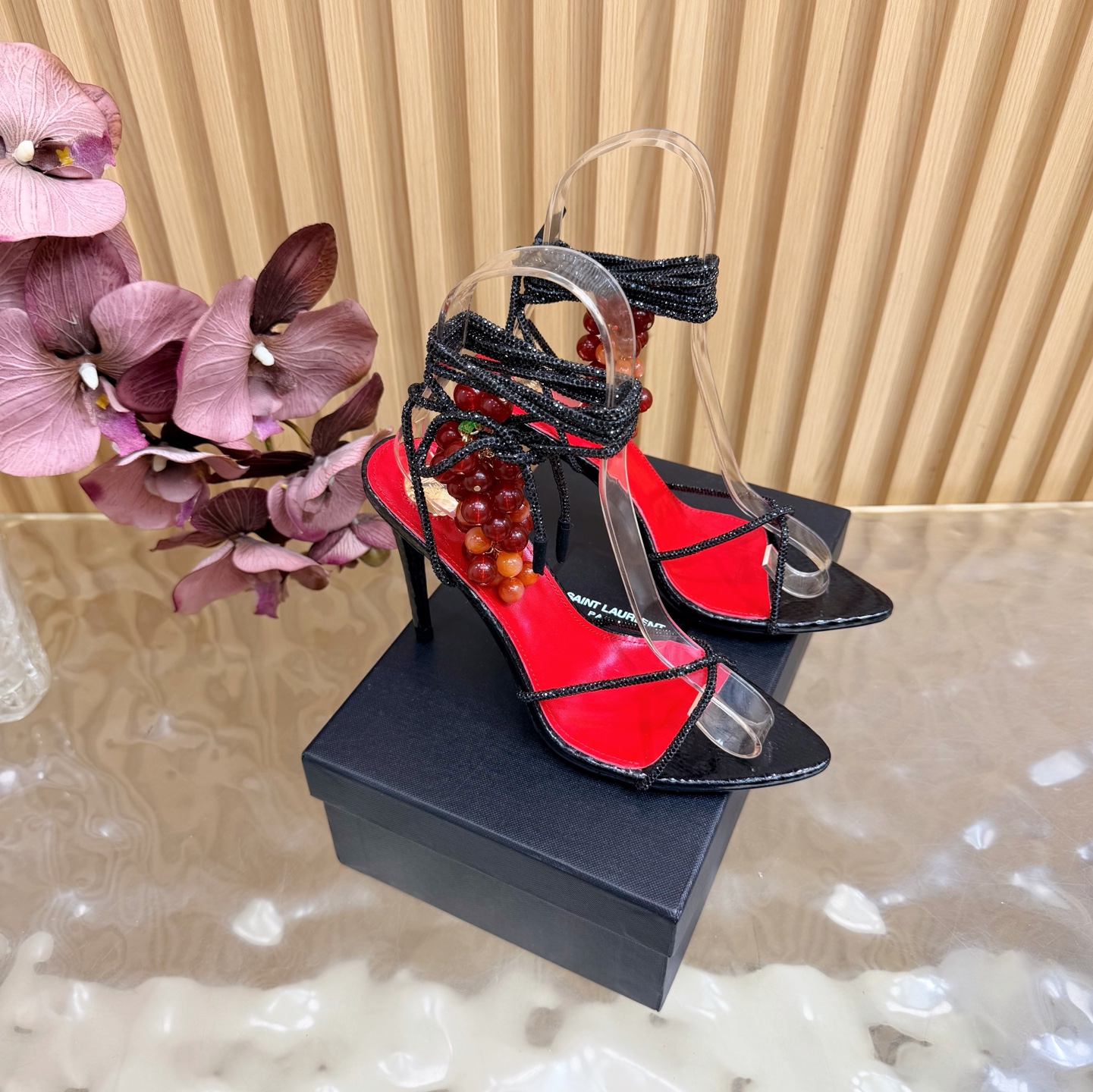 NO:900661,High version of the 2026 spring and summer new YSL Saint Laurent / YSL grape pendant high heels. Super super invincible and popular high-heeled grape pendant strap sandals —————————————— This hardware buckle of each layout in our house must be molded and customized at 1:1!  The effect is very comfortable, the foot feels great, and it can be matched naturally whether you pair it with jeans, a small suit, or a skirt. Silk upper, silk lining, leather outsole, heel height 10cm, size 35-42 (40, 41, 42 customized, non-returnable and non-exchangeable), high heels and sandals, saint laurent, saint laurent, saint laurent, sandals, high heels, skirts, jeans, real silk, Leather soles19860909高版本2026春夏新款 YSL Saint Laurent / 圣罗兰ysl 葡萄吊坠 高跟 超级超级无敌火爆的高跟葡萄吊坠绑带凉鞋 —————————————— 这款我们家每个版面的五金扣都要开模1:1定制！效果非常舒服,脚感很棒,而且无论你搭配牛仔裤,小西服,裙子,都能搭配自然 鞋面真丝 内里真丝 鞋底真皮大底 跟高10cm 尺码35-42（40、41、42定制不退不换),高跟鞋凉鞋,saint laurent,saint laurent,saint laurent,sandals,high heels,skirts,jeans,real silk,Leather soles,Women's Shoes