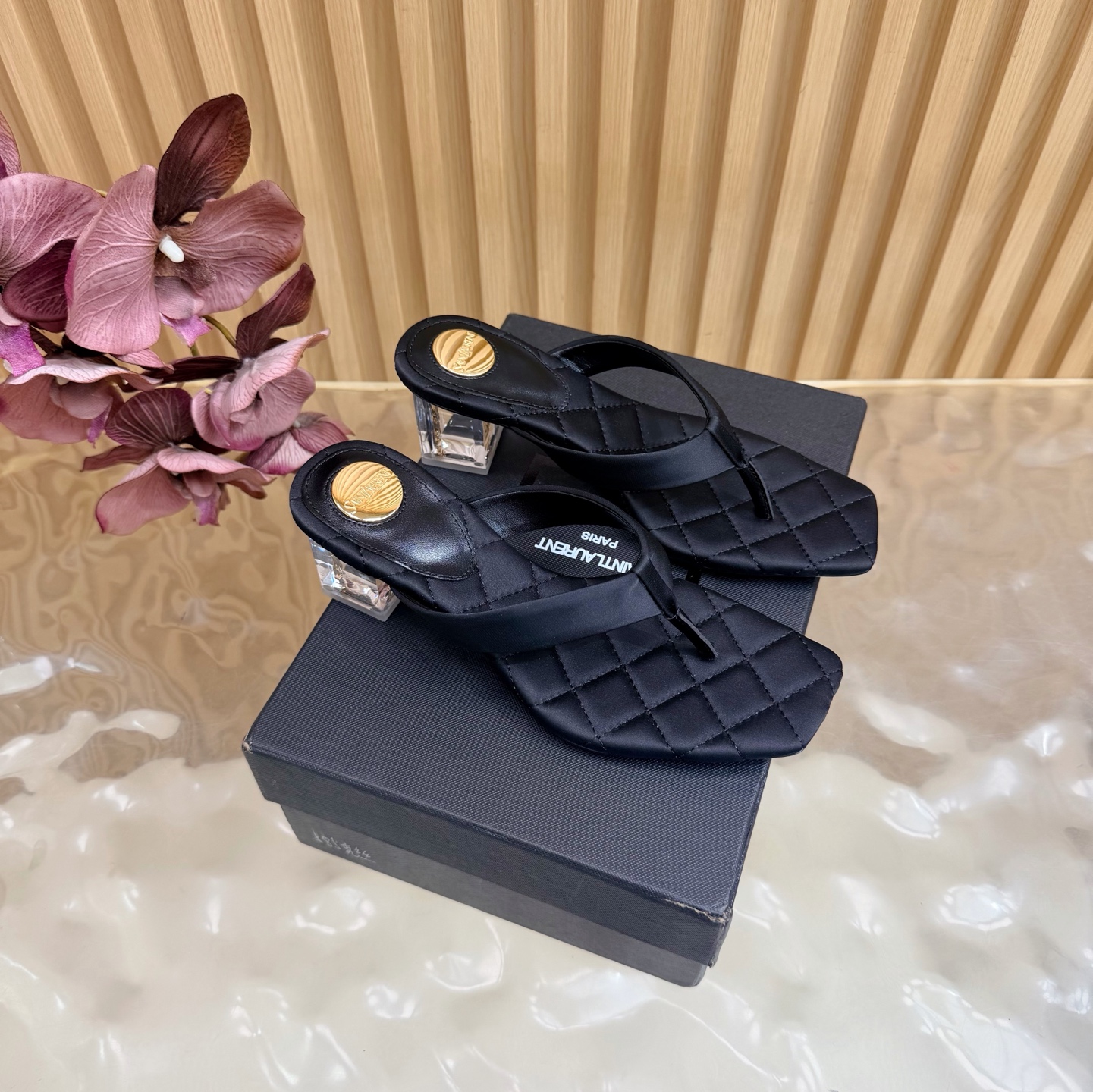NO:900614,2026 Spring and Summer New YSL Saint Laurent / YSL Crystal Heel Flip-Flop Slippers Super super invincible and popular slippers —————————————— This hardware buckle of each layout in our house must be molded and customized at 1:1!  The effect is very comfortable, the foot feels great, and whether you pair it with jeans, a small suit, or a skirt, it can be matched naturally. Silk upper, silk lining, leather outsole, heel height 4.5cm, size 35-42 (40-42 customization is non-refundable), split-toe shoes, saint laurent, saint laurent, saint laurent, slippers, skirts, jeans, real silk, Leather soles198609092026春夏新款 YSL Saint Laurent / 圣罗兰ysl 水晶跟 夹脚拖鞋 超级超级无敌火爆的一个款拖鞋 —————————————— 这款我们家每个版面的五金扣都要开模1:1定制！效果非常舒服,脚感很棒,而且无论你搭配牛仔裤,小西服,裙子,都能搭配自然 鞋面真丝 内里真丝 鞋底真皮大底 跟高4.5cm 尺码35-42（40-42定制不退不换),分趾鞋,saint laurent,saint laurent,saint laurent,slippers,skirts,jeans,real silk,Leather soles,Women's Shoes
