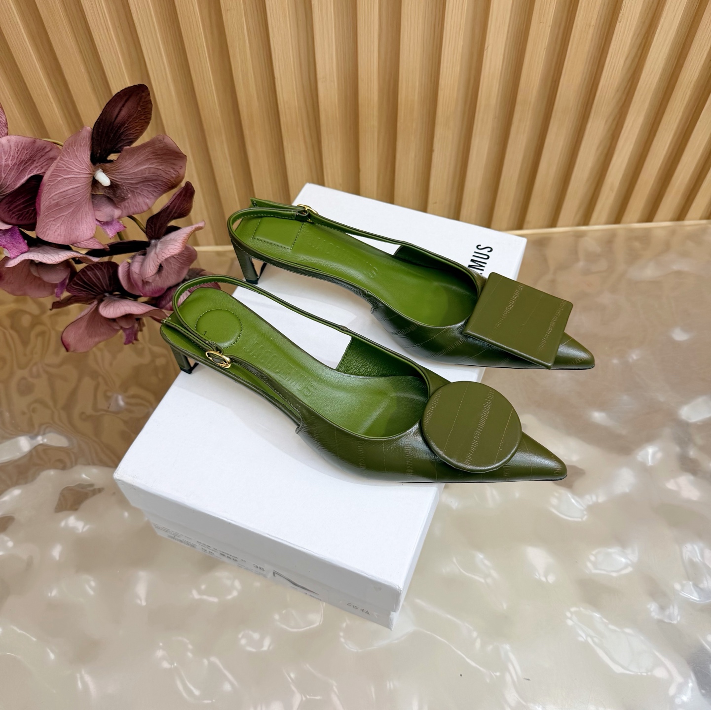 NO:901720,JACQUEMUS 26/AW new color. The fashion of the item is hidden in the details. It is really yyds super fashionable to match the skirt. A pair of shoes —————————— Kitten heels can also be very elegant. Jacquemus25’s design inspiration comes from sculptures. The most obvious ones are the two pointed-toe shoes and the black and white high heels, both of which have sculptural outline designs, soft and powerful. Upper: cowhide. Lining/tiptoe: sheepskin. Outsole: genuine leather outsole.  Heel height 4.5cm, semi-drag high heels, high heels, skirts, cowhide, sheepskin, Leather soles19860909JACQUEMUS 26/AW 新颜色 单品时尚藏在细节里搭配裙子真的yyds超时髦一款单鞋 ——————————— 小猫跟也可以很气质 jacquemus25的设计灵感来源于雕塑,最能体现的就是两款尖头鞋和黑白这款高跟鞋,都具有雕塑的轮廓设计,柔和又有力量感 鞋面:牛皮 内里/踮脚:羊皮 大底:真皮大底 跟高4.5cm,半拖高跟鞋,high heels,skirts,cowhide,sheepskin,Leather soles,Women's Shoes