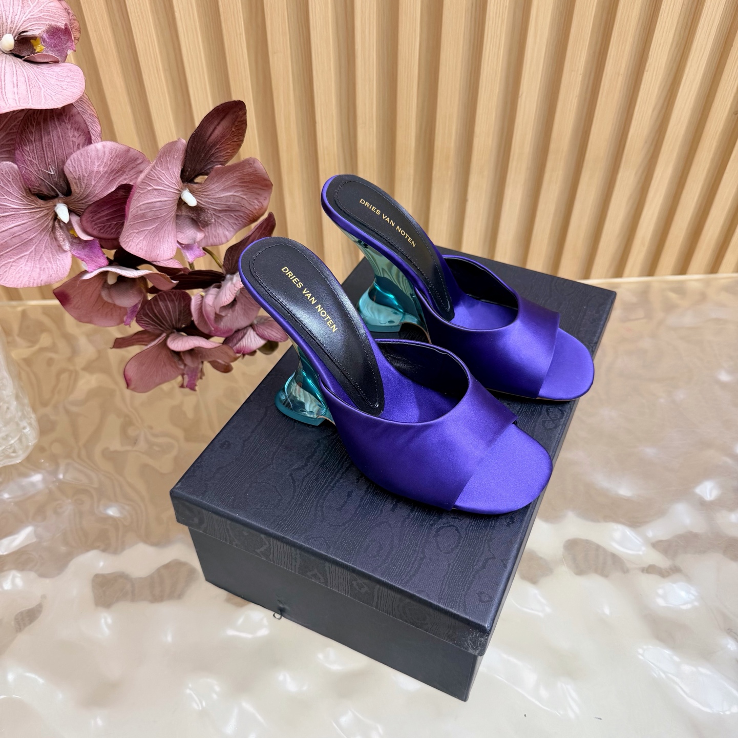 NO:901712,2026 spring and summer new styles are on sale at the same time at counters #Dries Von noten # DVN # Galaxy Stars are worn on the feet. There is no need for too many gorgeous words. It is hard not to love these shoes. The ultra-heavy beading technology is paired with crystal transparent wedge heels. An unambiguous style at all. A very pioneering sandal. ———————————Material: Silk, inner sheepskin, heel height: 10.5cm, original leather injection outsole  Size 35/42 (40, 41, 42 customized), high heels and slippers, sandals, high heels, slippers, sheepskin, real silk198609092026春夏新款 专柜同步发售#Dries Von noten # DVN #银河繁星穿在脚上 无需过多华丽的文字 这些子很难让人不爱 超重工的钉珠工艺 搭配水晶透明坡跟 一点都不含糊的风格 非常先锋的一款凉鞋 ——————————— 面料真丝 内里羊皮 跟高10.5cm 大底原版真皮注塑大底 码数35/42（40,41,42定制）,高跟鞋拖鞋,sandals,high heels,slippers,sheepskin,real silk,Women's Shoes