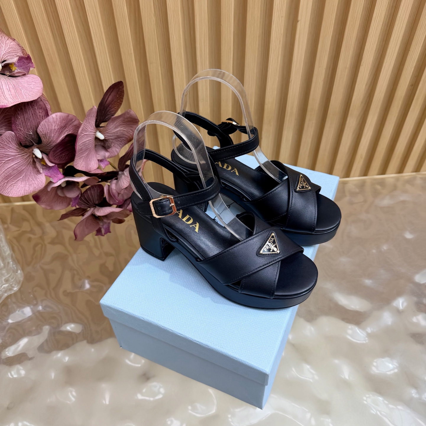 NO:901700,Prada 2026 spring and summer new style Prada spring and summer new triangle logo sandal series Roman thick-soled sandals ———————————— The latest catwalk model, classic upgrade, comfort and fashionability coexist. Every color combination looks good, and the design matches different styles. It needs a water table and a heel for easy riding. Original custom-made cowhide leather upper/Sheep Beijing lining: original custom-made sheepskin lining. Outsole genuine leather sole. Heel height 7.5cm. Shoe size:  35-40 (40, 41 customized), sandals, prada, prada, sandals, cowhide, sheepskin, sheep19860909Prada 2026 春夏新款 普拉达春夏新款三角标 凉鞋系列 罗马厚底凉鞋 ———————————— 最新走秀款,经典升级 舒适度与时髦度并存 每个颜色搭配都好看,设计搭配不同风格需求水台加跟轻松驾奴 鞋面原版定制牛皮/羊京 内里: 原版定制羊皮内里 大底真皮底 跟高7.5cm 鞋码: 35-40（40、41定制）,凉鞋,prada,prada,sandals,cowhide,sheepskin,sheep,Women's Shoes
