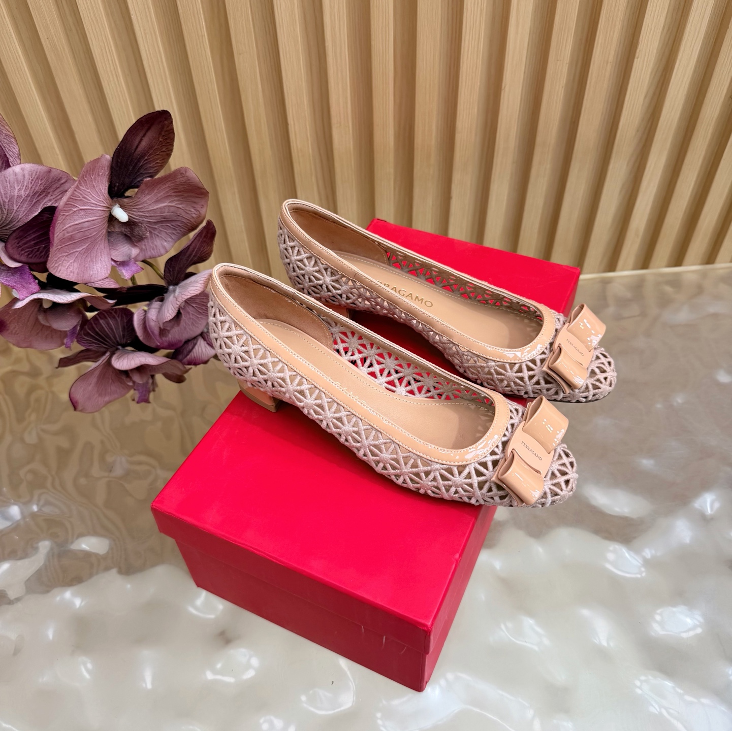 NO:901688,FERRAGA*O FERRAGA*O's new Vara hollow embroidered mesh mid-heel shoes!  Fila's classic Vara bow with exquisite hollow pattern is really a fashion item with its own 'breathing' feeling. The medium heel and thick heel design make you fly as stable as you walk!  Breathing elegance in summer~ Fabric cow patent leather/electric embroidery fabric, imported sheepskin lining and foot pads. Heel height 3cm, outsole original leather outsole. Size 35.36.37.38.39.40.41 (40.41 custom-made, non-refundable), single shoes, ferragamo, sheepskin, Leather soles19860909FERRAGA*O 菲拉*慕新款Vara镂空刺绣网眼中跟单鞋！ 菲拉家的经典Vara蝴蝶结精致镂空花纹真的是自带“呼吸感”的时尚单品 中跟粗跟设计,走路稳到飞起！ 满满夏日优雅呼吸感～ 面料牛漆皮/电绣织物 内里进口羊皮内里垫脚. 跟高3cm 大底原版真皮大底. 码数35.36.37.38.39.40.41（40.41定做不退换）,单鞋,ferragamo,sheepskin,Leather soles,Women's Shoes