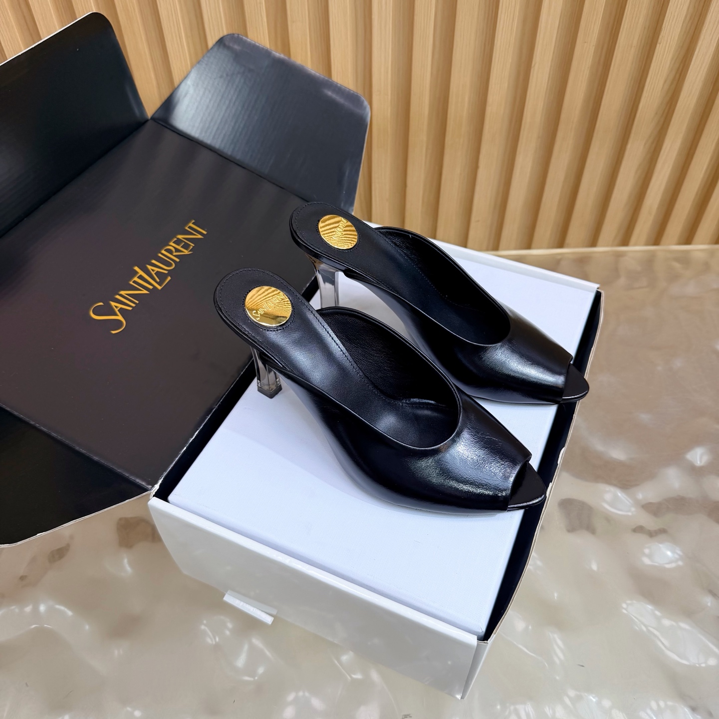 NO:901682,YSL film butter leather Saint Laurent Saint Laurent fw26 new arrival～ YSL 26s spring and summer new pointed chain hardware buckle mule shoes minimalist style stiletto high heel sandals Ysl  The pointed-toe stiletto heel is elegance engraved in the DNA. The golden chain flows on the upper, like the delicacy in a retro illustrated magazine, on the foot. Every step is effortless elegance and style. Who can resist a pair of chain mules with their own aura?  The pointed toe lengthens the leg line, and the metal chain lights up the whole body. From commuting suits to date skirts, you can switch to the 'heroine' mode with one click. The complexity is eliminated, leaving only clean lines and metallic luster. The pointed toe outlines the edge, and the chain embellishes your attitude. This pair of shoes is your style statement that needs no words. The shiny patent leather + gold chain are retro and sexy, and the upper feet directly transform into 'the flower of wealth in the world', and you walk with wind!  Upper PVC film/butter leather, inner padding sheepskin, sole Italian genuine leather outsole, heel height 9.5cm, size 35-39 (40.41. Customized, non-refundable), half-slip high heels, saint laurent, saint laurent, saint laurent, high heels, slippers, skirts, business suit, sheepskin, Leather soles19860909YSL 胶片牛油皮 Saint Laurent 圣罗兰fw26 new arrival～ YSL 26s 春夏新款尖头链条五金扣穆勒鞋极简风细跟高跟凉拖鞋 Ysl 尖头细高跟,是刻在DNA里的优雅.金色链条在鞋面流转,像把复古画报里的精致,在了脚上.每一步,都是不费力的贵气与风情.谁能拒绝一双自带气场的链条穆勒鞋？尖头拉长腿线,金属链点亮全身,从通勤西装到约会小裙,都能一键切换成“女主角”模式. 褪去繁杂,只留利落线条与金属光泽.尖头勾勒锋芒,链条点缀态度,这双鞋,是你无需多言的风格宣言.漆皮亮面+金色链条,复古又性感,上脚直接变身“人间富贵花”,走路都带风！ 鞋面pvc胶片/牛油皮 内里垫脚羊皮 鞋底意大利真皮大底 跟高9.5cm 码数35-39（40.41.定做不退换）,半拖高跟鞋,saint laurent,saint laurent,saint laurent,high heels,slippers,skirts,business suit,sheepskin,Leather soles,Women's Shoes