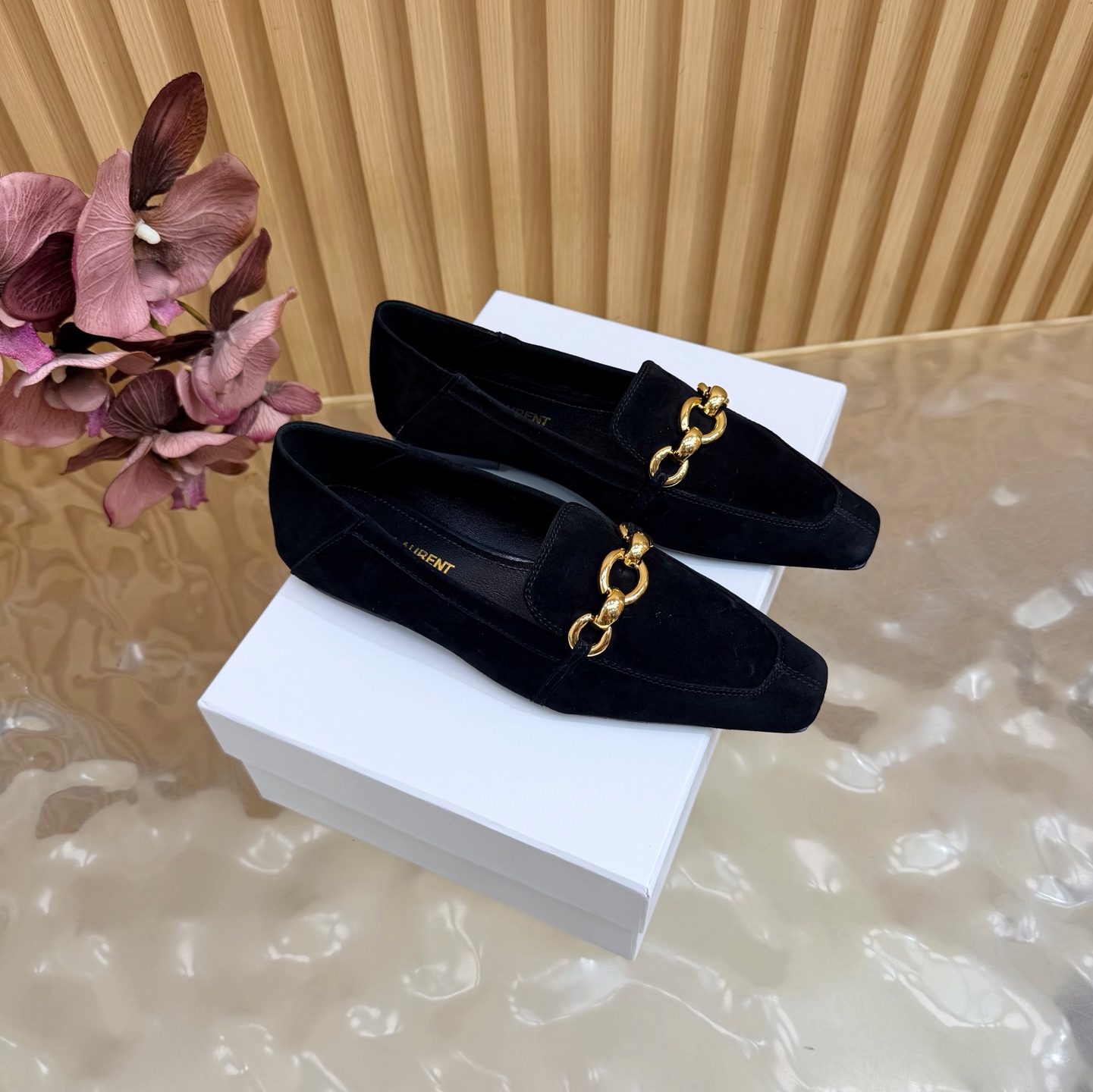 NO:901678,YSL Saint Laurent fw26 new arrival～ YSL 26s spring and summer new style small square toe shoes, minimalist style mules shoes Ysl pointed toe stilettos are elegance engraved in DNA. The golden chain flows on the upper, like the delicacy in a retro pictorial, on the feet. Every step is effortless nobility and style. Who can resist a pair of chain mules with their own aura?  The pointed toe lengthens the leg line, and the metal chain lights up the whole body. From commuting suits to date skirts, you can switch to the 'heroine' mode with one click. The complexity is eliminated, leaving only clean lines and metallic luster. The pointed toe outlines the edge, and the chain embellishes your attitude. This pair of shoes is your style statement that needs no words. The shiny patent leather + gold chain are retro and sexy, and the upper feet directly transform into 'the flower of wealth in the world', and you walk with wind!  Cowhide upper, sheepskin lining, Italian genuine leather outsole, high flat heel, size 35-39 (40.41.42 custom-made, non-returnable), single shoes, saint laurent, saint laurent, saint laurent, skirts, business suit, cowhide, sheepskin, Leather soles19860909YSL Saint Laurent 圣罗兰fw26 new arrival～ YSL 26s 春夏新款 小方头单鞋 穆勒鞋极简风单鞋 Ysl 尖头细高跟,是刻在DNA里的优雅.金色链条在鞋面流转,像把复古画报里的精致,在了脚上.每一步,都是不费力的贵气与风情.谁能拒绝一双自带气场的链条穆勒鞋？尖头拉长腿线,金属链点亮全身,从通勤西装到约会小裙,都能一键切换成“女主角”模式. 褪去繁杂,只留利落线条与金属光泽.尖头勾勒锋芒,链条点缀态度,这双鞋,是你无需多言的风格宣言.漆皮亮面+金色链条,复古又性感,上脚直接变身“人间富贵花”,走路都带风！ 鞋面牛皮 内里垫脚羊皮 鞋底意大利真皮大底 跟高平底 码数35-39（40.41.42定做不退换）,单鞋,saint laurent,saint laurent,saint laurent,skirts,business suit,cowhide,sheepskin,Leather soles,Women's Shoes