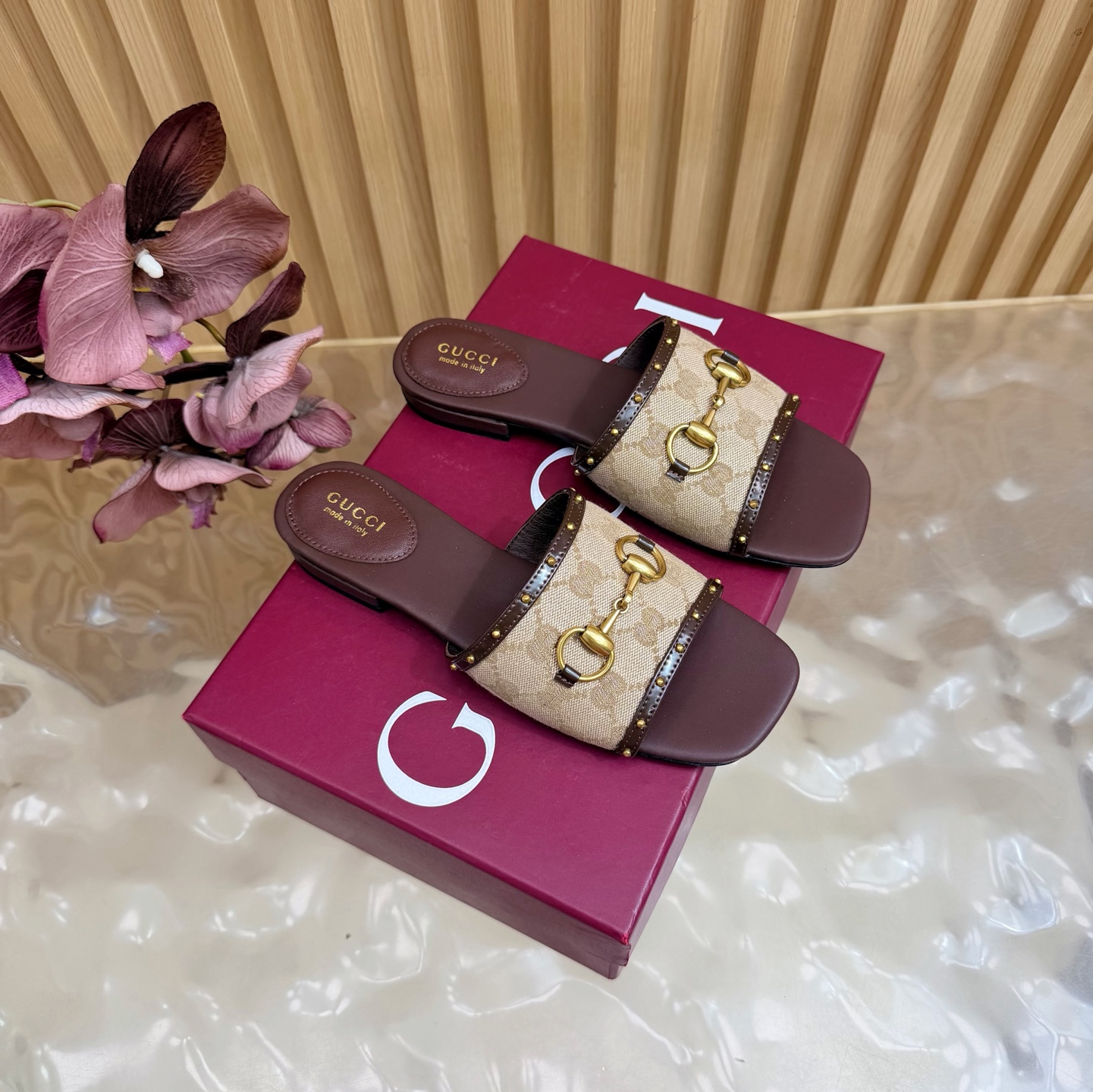 NO:905530,2026S spring and summer new Gucci new rivet pointed toe high-heeled slippers ————————————  The upper adopts the most classic and iconic logo. The eye-catching feature is that the heel can be pressed and dragged at will. One shoe can be worn in two pairs to match trousers and skirts without any sense of incompatibility when entering or leaving any place. The high-quality layered leather square kitten heel with silver sequins adds to its unparalleled visual impact. Elegance and intellectuality are blended together. This pair of shoes meets the various requirements of fairies. It is truly the best of the best. Velvet/cloth upper, high flat heel, genuine leather outsole  Size 35-41 (40, 41, 42 customized), slippers, gucci, slippers, skirts, Leather soles198609092026S 春夏新款Gucci新款铆钉尖头高跟拖鞋 ———————————— 鞋面采用最经典标志性Logo,吸睛之处在后跟可随性压跟而拖,一鞋两穿更好搭配裤装和裙装出入任何场所都毫无违和感哦高质量的层皮方形小猫跟配以银色亮片更显其无与伦比的视觉冲击力,优雅与知性相互融合,一对鞋满足了仙女们的种种要求,实属精品中的精品 鞋面丝绒/布面 跟高平底 大底真皮大底 码数35-41（40、41、42定制）,拖鞋,gucci,slippers,skirts,Leather soles,Women's Shoes