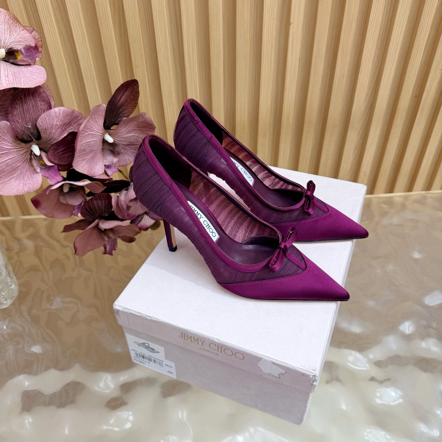 NO:905503,The new 2026 spring and summer Jimmychoo style and details are very particular!  Lace is not just decoration, it is the core highlight~ —————————————— The most interesting thing about this series is the contrast and little surprises!  Soft pastels can also look bold, and their appearance is very contagious. Sandra Choi moved the oversized paper peonies into Milan, surrounded by greenery and flowers, as if walking into a surreal wonderland. What surprised me most about Jimmy Choo this season was the 'reconstruction of lace'. The metal toe splicing, it is no longer just a symbol of femininity, but has been deconstructed and spliced, turning it into a leader in shoes. Fabric: lace silk lining Imported custom lambskin outsole  Imported Italian raw color cowhide bottom size 34 to 41 (34 40 41 customized) Heel height: flat/6.5cm/8.5cm, single shoes, jimmy choo, cowhide, sheepskin, real silk198609092026春夏新款Jimmychoo 版型和细节超讲究！蕾丝不只是装饰,是核心亮点～ —————————————— 这个系列最有意思的就是反差感和小惊喜！ 柔和的粉彩色也能显得很大胆,颜值很有感染力.SandraChoi把超大纸艺牡丹搬进米兰,四周绿意与花卉簇拥,仿佛走进一个超现实的仙境  这一季JimmyChoo最让我惊喜的是“蕾丝的再造”.金属鞋头拼接,它不再只是柔美的象征,而是被解构、拼接,化作鞋履上的佼佼者 面料:蕾丝真丝 内里 进口意制小羊皮  大底 进口意大利原色牛皮底码数 34一41（34 40 41 定制) 跟高:平底/6.5cm/8.5cm,单鞋,jimmy choo,cowhide,sheepskin,real silk,Women's Shoes
