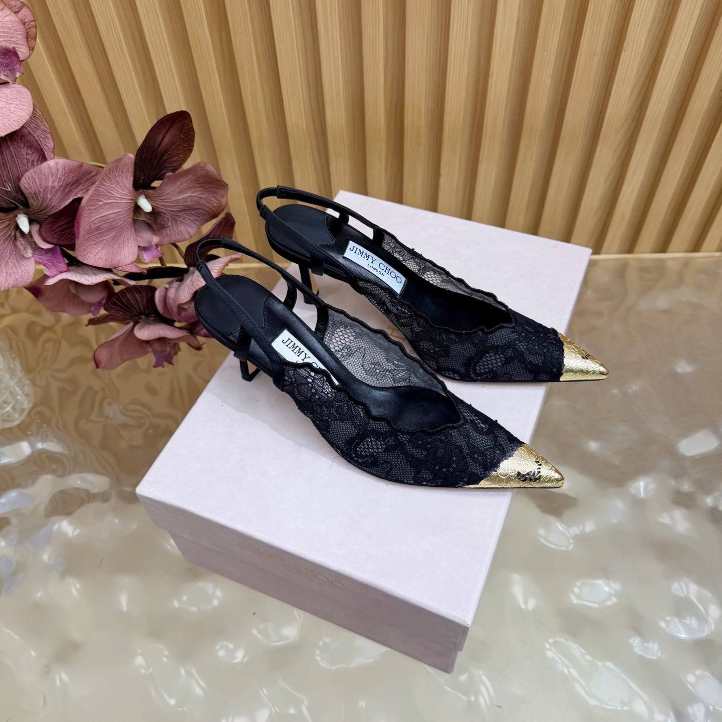 NO:905494,The new 2026 spring and summer Jimmychoo style and details are very particular!  Lace is not just decoration, it is the core highlight~ —————————————— The most interesting thing about this series is the contrast and little surprises!  Soft pastels can also look bold, and their appearance is very contagious. Sandra Choi moved the oversized paper peonies into Milan, surrounded by greenery and flowers, as if walking into a surreal wonderland. What surprised me most about Jimmy Choo this season was the 'reconstruction of lace'. The metal toe splicing is no longer just a symbol of femininity, but has been deconstructed and spliced, turning it into a leader in footwear. Fabric: Lace Lining Imported custom-made lambskin outsole  Imported Italian raw color cowhide base size 34 to 42 (34 40 41 42 customized) Heel height: 6.5cm, high heels sandals, jimmy choo, sandals, high heels, cowhide, sheepskin198609092026春夏新款Jimmychoo 版型和细节超讲究！蕾丝不只是装饰,是核心亮点～ —————————————— 这个系列最有意思的就是反差感和小惊喜！ 柔和的粉彩色也能显得很大胆,颜值很有感染力.SandraChoi把超大纸艺牡丹搬进米兰,四周绿意与花卉簇拥,仿佛走进一个超现实的仙境  这一季JimmyChoo最让我惊喜的是“蕾丝的再造”.金属鞋头拼接,它不再只是柔美的象征,而是被解构、拼接,化作鞋履上的佼佼者 面料: 蕾丝 内里 进口意制小羊皮  大底 进口意大利原色牛皮底码数 34一42（34 40 41 42定制) 跟高:6.5cm,高跟鞋凉鞋,jimmy choo,sandals,high heels,cowhide,sheepskin,Women's Shoes