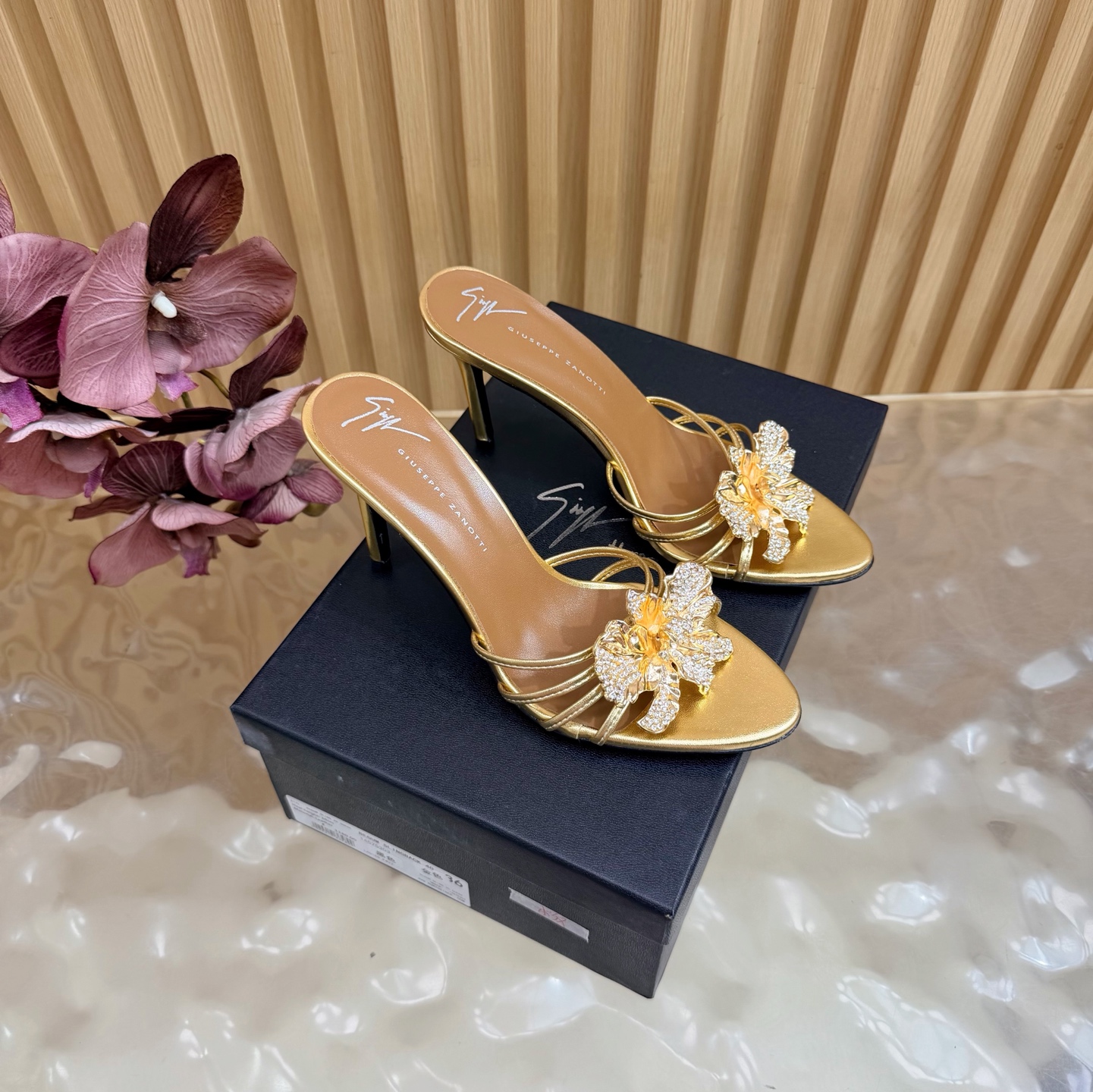 NO:905470,Giuseppe Zanotti 25ss new product. Gold flower embellished high heels really understand women's hearts. ———————————— GZ's high heels are both men and women. I love them. They are indeed the brand that understands women best. They are sold out as soon as they are new. Especially the side line design is smooth, natural and slim. It makes the whole pair of shoes full of layering and femininity. No matter what your usual style is, please be sure to try it!  Upper cowhide, lining mixed sheepskin, original Italian genuine leather outsole, heel height 10cm, Size 35–41 (40, 41, 42, 43 customized, non-refundable and non-exchangeable), high heels, slippers, high heels, slippers, cowhide, sheepskin, Leather soles19860909Giuseppe Zanotti 25ss新品 金花点缀高跟鞋果然很懂女人心 ———————————— GZ斩男又斩女的高跟鞋 爱了 不愧是最懂女人的品牌 上新即售空 尤其是侧面线条设计流畅自然还很显瘦 让整双鞋层次感十足又富有女人味 不管你平时什么风格 请你一定要试试它！ 鞋面牛皮 内里是混种羊皮 原版意大利真皮大底 跟高10cm Size 35–41（40、41、42、43定制不退不换）,高跟鞋拖鞋,high heels,slippers,cowhide,sheepskin,Leather soles,Women's Shoes