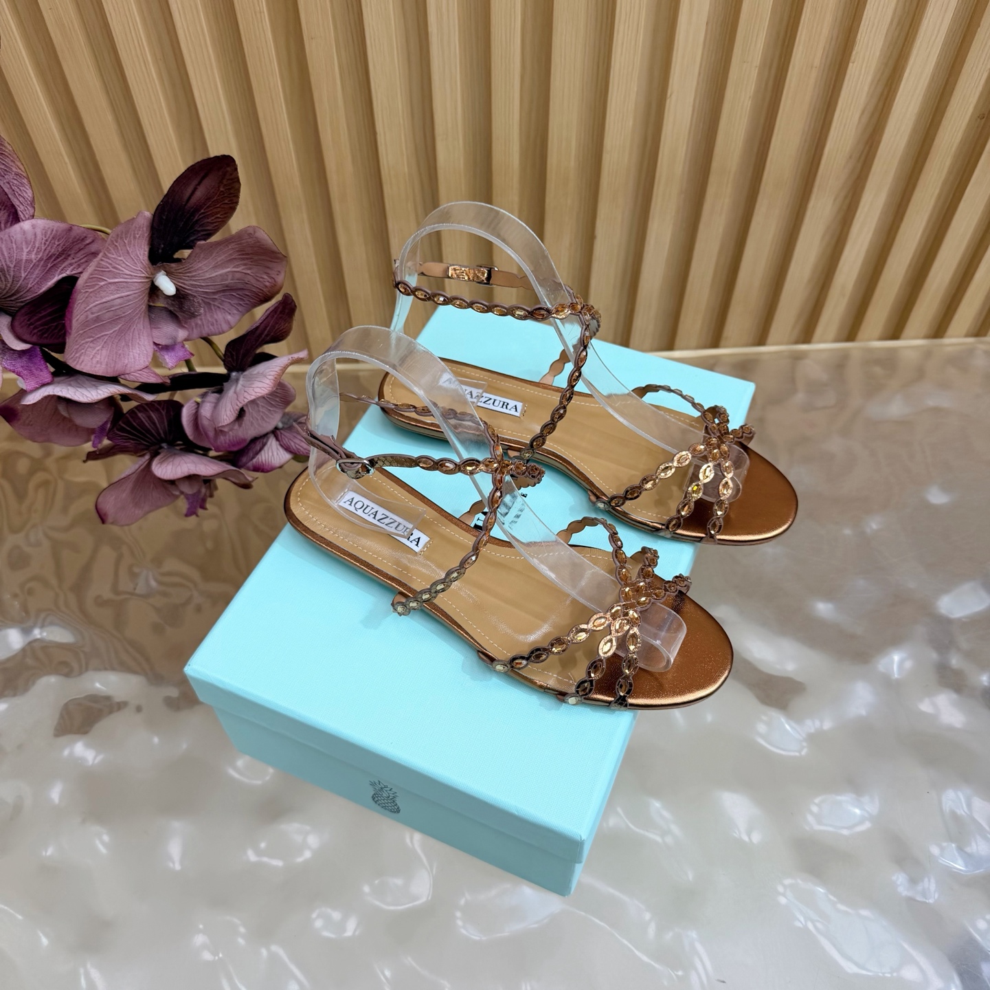NO:905462,[Aquazzura] 2026 new top version pineapple ladies flat sandals original 1:1 molded heels!  Swarovski rhinestones shine brightly ———————— Imported sheepskin is matched with the original molded heel, simple and elegant. It makes the shoes more feminine, and the design is suitable for parties. It is suitable for various skirts, dresses, evening dresses, and night clubs. The heel height is matched with Swarovski rhinestones. It looks noble in any occasion. * Complete package. * Upper cowhide * Lining sheepskin * Sole Italian genuine leather outsole * Heel height Flat bottom * Size  36–43 (35, 41, 42, 43 are custom-made and cannot be returned or exchanged), high heels and sandals, swarovski, sandals, high heels, skirts, cowhide, sheepskin, Leather soles19860909【Aquazzura】2026新款顶级版本菠萝女士烫钻 平底凉鞋原版1比1开模鞋跟！施华洛世奇水钻,闪耀光芒 —————————— 进口羊皮搭配原版开模鞋跟,简单大方 .使鞋子更有女人味,适合派对的设计适用各种套裙,于连衣裙晚礼服,夜场各种款式 跟高搭配施华洛世奇水钻.任何场合都显高贵气质 * 全套包装. * 鞋面 牛皮 * 衬里 羊皮 * 鞋底 意大利真皮大底 * 跟高 平底 * 码数 36–43（35、41、42、43订做不退换）,高跟鞋凉鞋,swarovski,sandals,high heels,skirts,cowhide,sheepskin,Leather soles,Women's Shoes