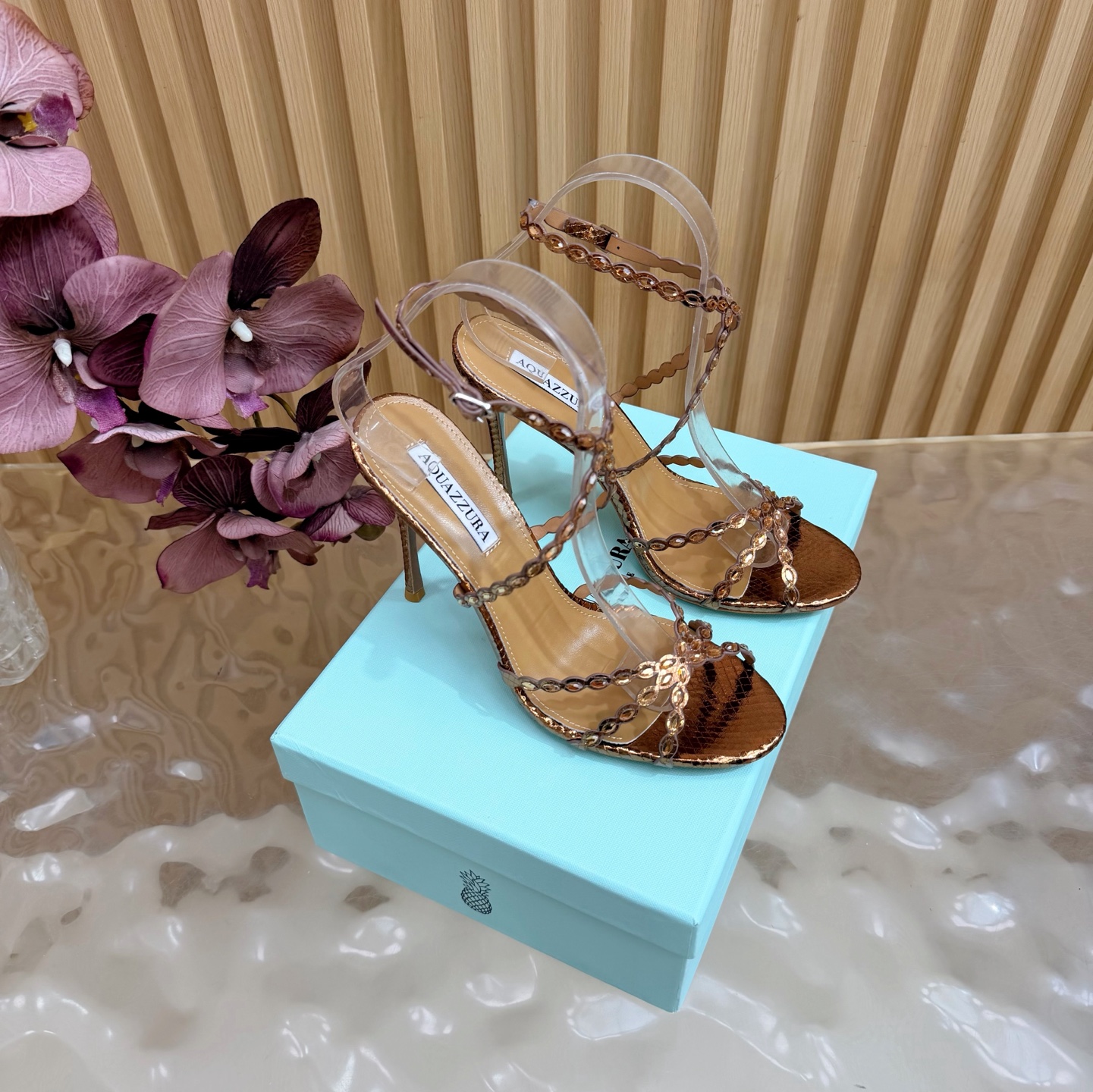 NO:905454,[Aquazzura] 2026 new top version pineapple ladies flat sandals original 1:1 molded heels!  Swarovski rhinestones shine brightly ———————— Imported sheepskin is matched with the original molded heel, simple and elegant. It makes the shoes more feminine, and the design is suitable for parties. It is suitable for various skirts, dresses, evening dresses, and nightclub styles. The heel height is matched with Swarovski rhinestones. It looks noble in any occasion. * Full set of packaging. * Upper cowhide * Lining sheepskin * Sole Italian leather outsole * Heel height 10cm * Size  36–43 (35, 41, 42, 43 are custom-made and cannot be returned or exchanged), high heels and sandals, swarovski, sandals, high heels, skirts, cowhide, sheepskin, Leather soles19860909【Aquazzura】2026新款顶级版本菠萝女士烫钻 平底凉鞋原版1比1开模鞋跟！施华洛世奇水钻,闪耀光芒 —————————— 进口羊皮搭配原版开模鞋跟,简单大方 .使鞋子更有女人味,适合派对的设计适用各种套裙,于连衣裙晚礼服,夜场各种款式 跟高搭配施华洛世奇水钻.任何场合都显高贵气质 * 全套包装. * 鞋面 牛皮 * 衬里 羊皮 * 鞋底 意大利真皮大底 * 跟高 10cm * 码数 36–43（35、41、42、43订做不退换）,高跟鞋凉鞋,swarovski,sandals,high heels,skirts,cowhide,sheepskin,Leather soles,Women's Shoes