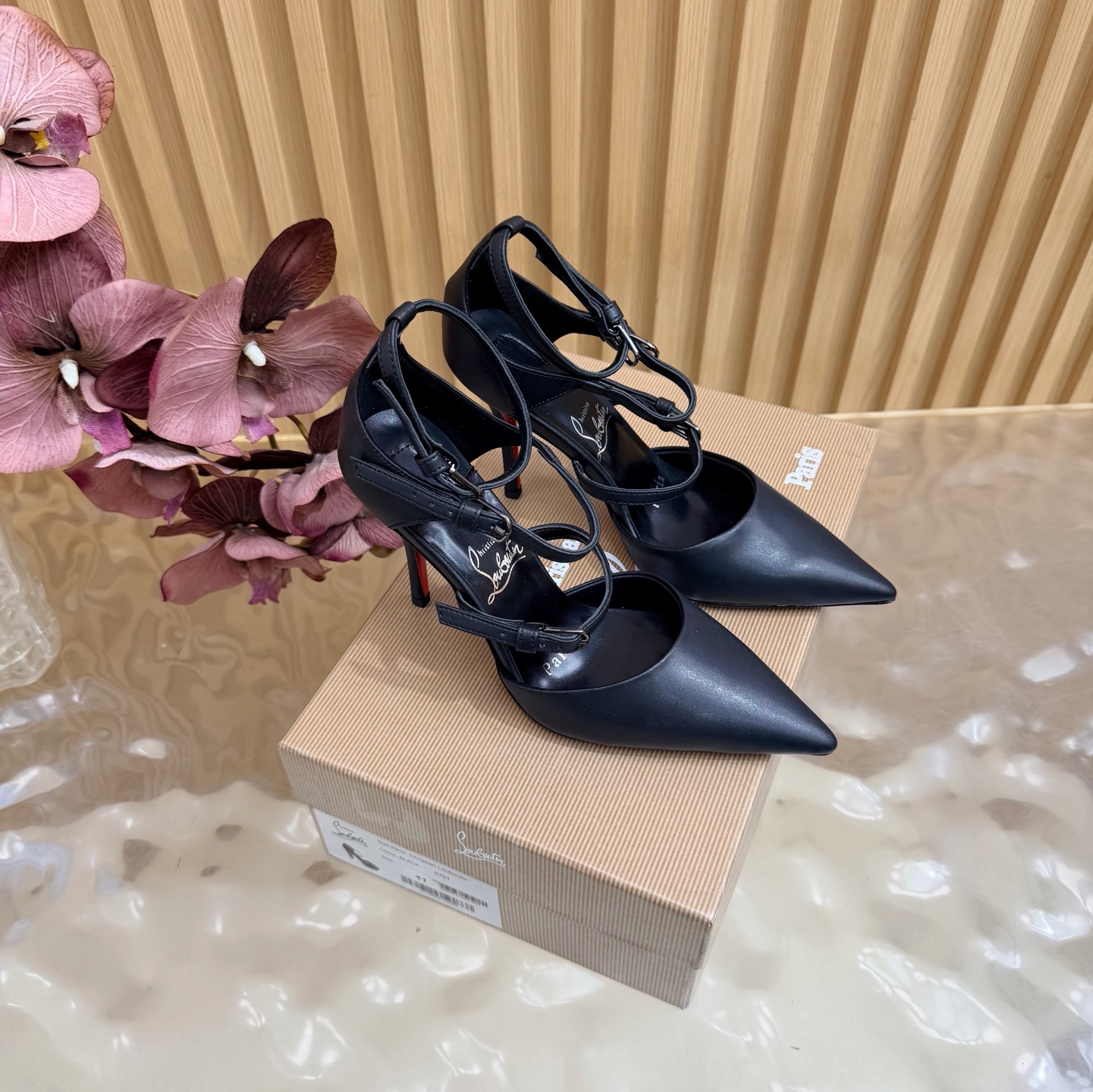 NO:905531,2026 spring and summer new fashion catwalk high-heeled sandals CL red soles are forever ———————— Red-soled high heels New red-soled ballet high-heeled shoes There is nothing to say, they are completely beautiful and crazy #fatal temptation. I just tried it on my feet. It is very easy to wear, very stable and very beautiful #red-soled shoes. Super comfortable high-heeled shoes. Feminine shoes must have a pair of red-soled shoes. Cowhide upper, sheepskin lining. Heel height 10cm. Free shipping of CL full original package.  35-42,high heels sandals,christian louboutin,sandals,high heels,cowhide,sheepskin198609092026春夏新款时装走秀水台 高跟凉鞋 CL红底永远的 ——————————— 红底高跟 新款红底芭蕾高跟鞋 没什么好说的 就是一整个美疯#致命的诱惑 刚刚上脚试了 非常好穿非常稳 也非常美#红底鞋 超舒适的高跟鞋 女人味鞋子必须有一双红底鞋 鞋面牛皮 内里羊皮 跟高10cm 包邮CL全套原版包装 35-42,高跟鞋凉鞋,christian louboutin,sandals,high heels,cowhide,sheepskin,Women's Shoes