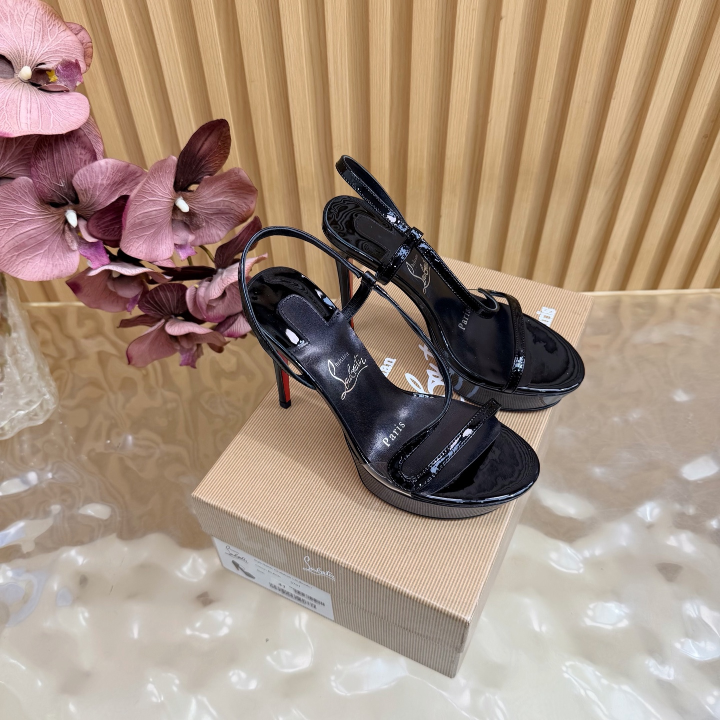 NO:905514,2026 spring and summer new fashion catwalk high-heeled sandals CL red soles are forever ———————— Red-soled high heels New red-soled ballet high-heeled shoes There is nothing to say, they are completely beautiful and crazy #fatal temptation. I just tried it on my feet. They are very easy to wear, very stable and very beautiful #红soled shoes. Super comfortable high-heeled shoes. Feminine shoes must have a pair of red-soled shoes. Patent leather upper, sheepskin lining, heel height 12cm, free shipping CL full set of original packaging  35-42,high heels slippers,christian louboutin,sandals,high heels,slippers,sheepskin198609092026春夏新款时装走秀水台 高跟凉鞋 CL红底永远的 ——————————— 红底高跟 新款红底芭蕾高跟鞋 没什么好说的 就是一整个美疯#致命的诱惑 刚刚上脚试了 非常好穿非常稳 也非常美#红底鞋 超舒适的高跟鞋 女人味鞋子必须有一双红底鞋 鞋面漆皮 内里羊皮 跟高12cm 包邮CL全套原版包装 35-42,高跟鞋拖鞋,christian louboutin,sandals,high heels,slippers,sheepskin,Women's Shoes