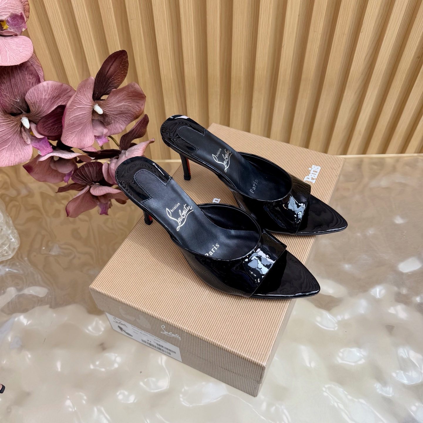 NO:905523,2026 spring and summer new fashion catwalk high-heeled sandals CL red soles are forever ———————— Red-soled high heels New red-soled ballet high-heeled shoes There is nothing to say. They are just completely beautiful and crazy #fatal temptation. I just tried it on my feet. They are very easy to wear, very stable and very beautiful #红soled shoes. Super comfortable high-heeled shoes. Feminine shoes must have a pair of red-soled shoes. Patent leather upper, sheepskin lining, heel height 8cm, free shipping CL full set of original packaging  35-42,high heels slippers,christian louboutin,sandals,high heels,slippers,sheepskin198609092026春夏新款时装走秀水台 高跟凉鞋 CL红底永远的 ——————————— 红底高跟 新款红底芭蕾高跟鞋 没什么好说的 就是一整个美疯#致命的诱惑 刚刚上脚试了 非常好穿非常稳 也非常美#红底鞋 超舒适的高跟鞋 女人味鞋子必须有一双红底鞋 鞋面漆皮 内里羊皮 跟高8cm 包邮CL全套原版包装 35-42,高跟鞋拖鞋,christian louboutin,sandals,high heels,slippers,sheepskin,Women's Shoes