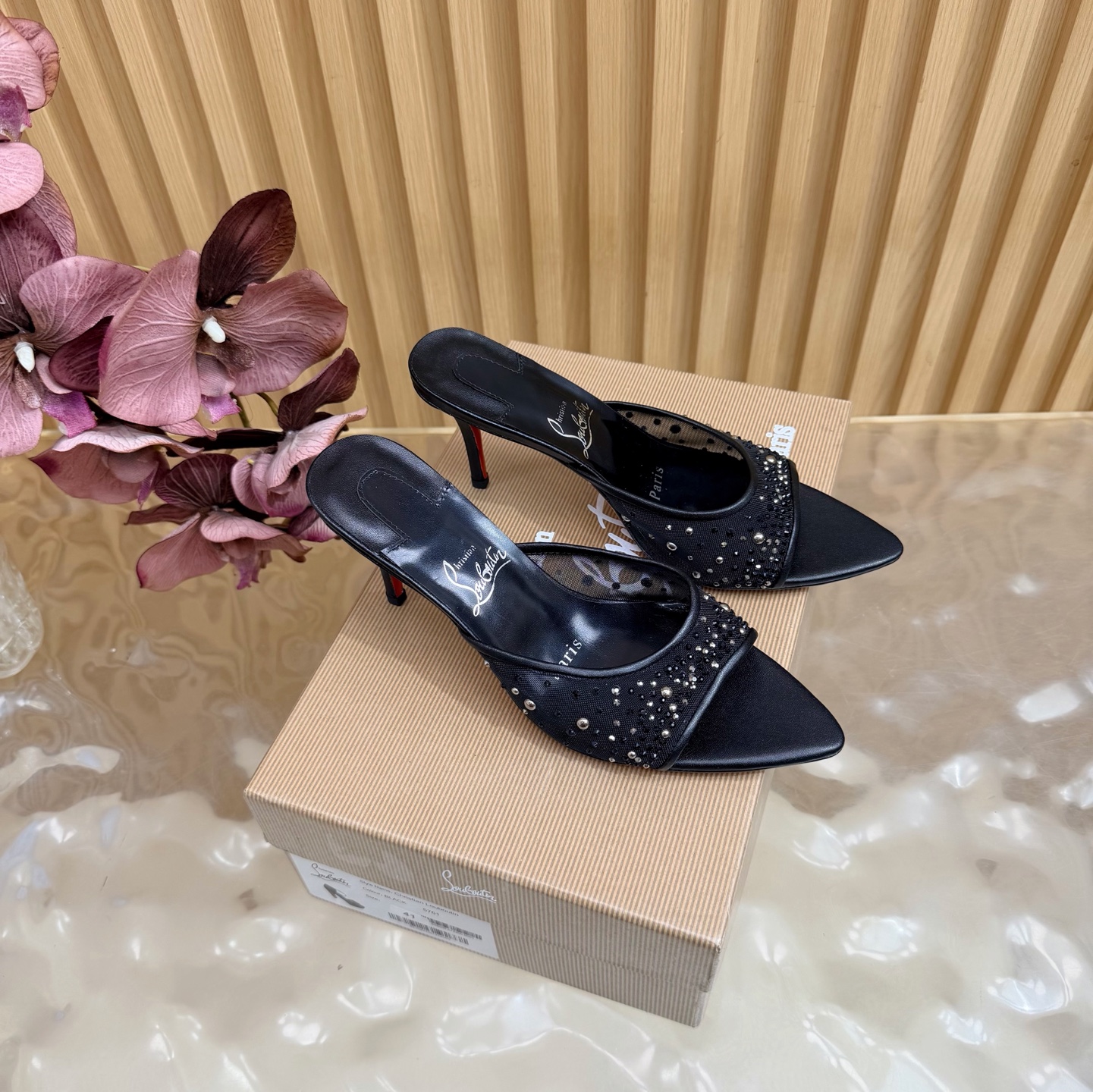 NO:905504,2026 spring and summer new fashion catwalk high-heeled sandals CL red soles are forever ———————— Red-soled high heels New red-soled ballet high-heeled shoes There is nothing to say, they are completely beautiful and crazy #fatal temptation. I just tried it on my feet. They are very easy to wear, very stable and very beautiful #红soled shoes. Super comfortable high-heeled shoes. Feminine shoes must have a pair of red-soled shoes. The upper mesh is hot-drilled. The lining is sheepskin. The heel height is 8cm. Free shipping in the original CL package.  35-42,high heels slippers,christian louboutin,sandals,high heels,slippers,sheepskin198609092026春夏新款时装走秀水台 高跟凉鞋 CL红底永远的 ——————————— 红底高跟 新款红底芭蕾高跟鞋 没什么好说的 就是一整个美疯#致命的诱惑 刚刚上脚试了 非常好穿非常稳 也非常美#红底鞋 超舒适的高跟鞋 女人味鞋子必须有一双红底鞋 鞋面网纱烫钻 内里羊皮 跟高8cm 包邮CL全套原版包装 35-42,高跟鞋拖鞋,christian louboutin,sandals,high heels,slippers,sheepskin,Women's Shoes