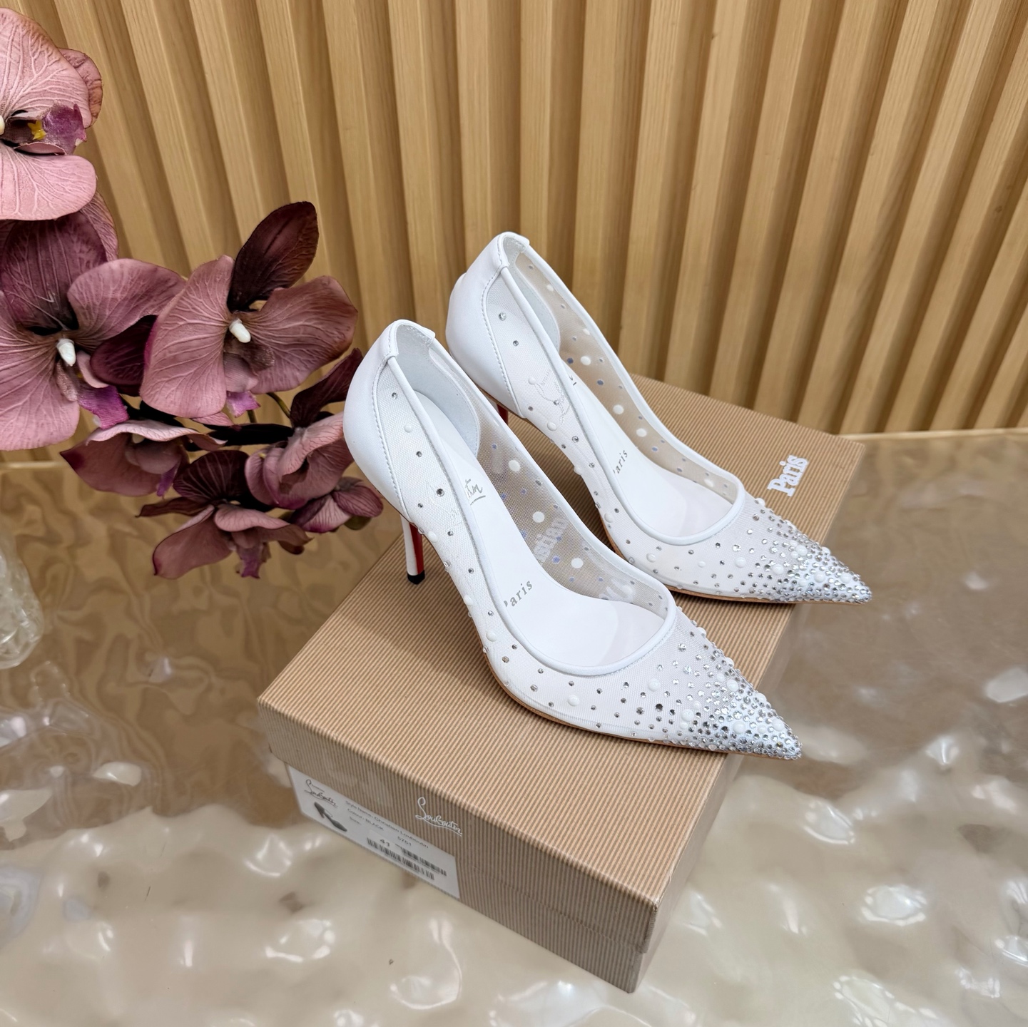 NO:905495,2026 spring and summer new fashion catwalk high-heeled sandals CL red sole forever —————————— Red-soled high-heeled shoes New red-soled ballet high-heeled shoes There is nothing to say, they are completely beautiful and crazy #fatal temptation. I just tried it on my feet. They are very easy to wear, very stable and very beautiful #red-soled shoes. Super comfortable high-heeled shoes. Feminine shoes must have a pair of red-soled shoes. The upper mesh is hot-drilled and the inner sheepskin is 10cm high.  Free shipping CL full set of original packaging 35-42, high heels single shoes, christian louboutin, sandals, high heels, sheepskin198609092026春夏新款时装走秀水台 高跟凉鞋 CL红底永远的 ——————————— 红底高跟 新款红底芭蕾高跟鞋 没什么好说的 就是一整个美疯#致命的诱惑 刚刚上脚试了 非常好穿非常稳 也非常美#红底鞋 超舒适的高跟鞋 女人味鞋子必须有一双红底鞋 鞋面网纱烫钻 内里羊皮 跟高10cm 包邮CL全套原版包装 35-42,高跟鞋单鞋,christian louboutin,sandals,high heels,sheepskin,Women's Shoes