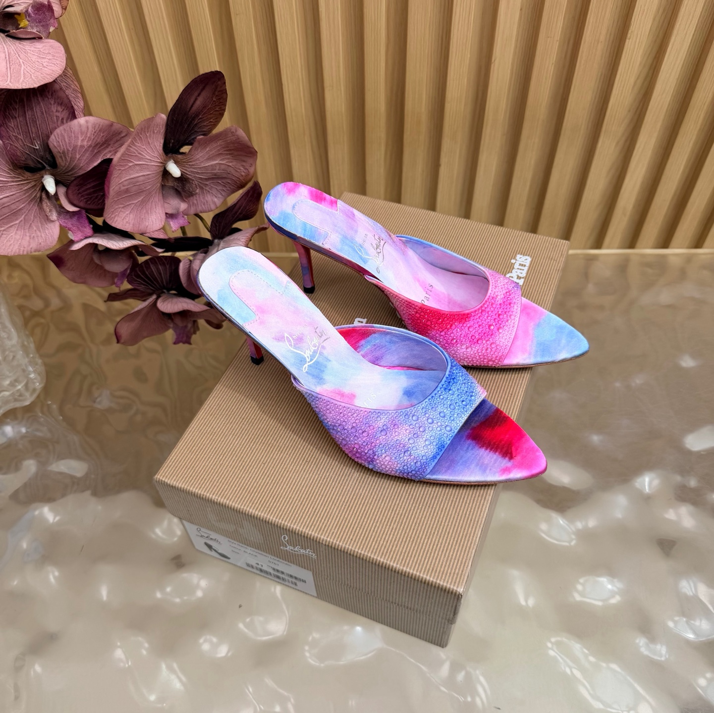 NO:905463,2026 spring and summer new fashion catwalk high-heeled sandals CL red sole forever —————————— (diamond surface) Red-soled high-heeled new red-soled ballet high-heeled shoes There is nothing to say, just a whole beautiful crazy #fatal temptation I just tried it on my feet. It is very easy to wear, very stable and also very beautiful #red-soled shoes. Super comfortable high-heeled shoes. Feminine shoes must have a pair of red-soled shoes. The upper is original calico with hot rhinestones. The lining is sheepskin. The heel is 8cm.  Free shipping CL full set of original packaging 35-42, high heels, christian louboutin, sandals, high heels, sheepskin198609092026春夏新款时装走秀水台 高跟凉鞋 CL红底永远的 ———————————（钻面） 红底高跟 新款红底芭蕾高跟鞋 没什么好说的 就是一整个美疯#致命的诱惑 刚刚上脚试了 非常好穿非常稳 也非常美#红底鞋 超舒适的高跟鞋 女人味鞋子必须有一双红底鞋 鞋面原版印花布烫钻 内里羊皮 跟高8cm 包邮CL全套原版包装 35-42,高跟鞋,christian louboutin,sandals,high heels,sheepskin,Women's Shoes