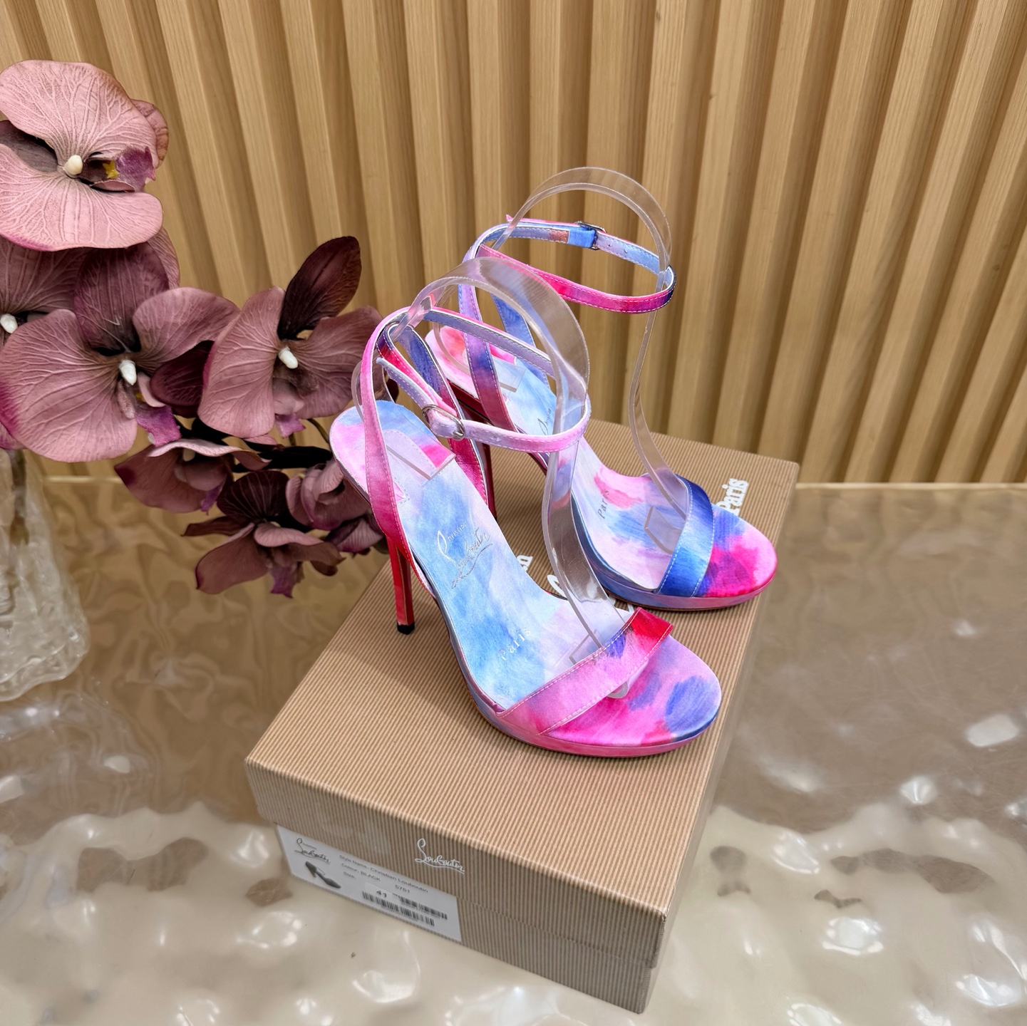 NO:905471,2026 spring and summer new fashion catwalk high-heeled sandals CL red soles are forever ———————— Red-soled high heels New red-soled ballet high-heeled shoes There is nothing to say, they are completely beautiful and crazy #fatal temptation. I just tried it on my feet. It is very easy to wear, very stable and also very beautiful #redsoled shoes. Super comfortable high-heeled shoes. Feminine shoes must have a pair of red-soled shoes. Original printed fabric on the upper. Sheepskin lining. Heel height 12cm. Free shipping in the original CL package.  35-42,high heels,christian louboutin,sandals,high heels,sheepskin198609092026春夏新款时装走秀水台 高跟凉鞋 CL红底永远的 ——————————— 红底高跟 新款红底芭蕾高跟鞋 没什么好说的 就是一整个美疯#致命的诱惑 刚刚上脚试了 非常好穿非常稳 也非常美#红底鞋 超舒适的高跟鞋 女人味鞋子必须有一双红底鞋 鞋面原版印花布 内里羊皮 跟高12cm 包邮CL全套原版包装 35-42,高跟鞋,christian louboutin,sandals,high heels,sheepskin,Women's Shoes