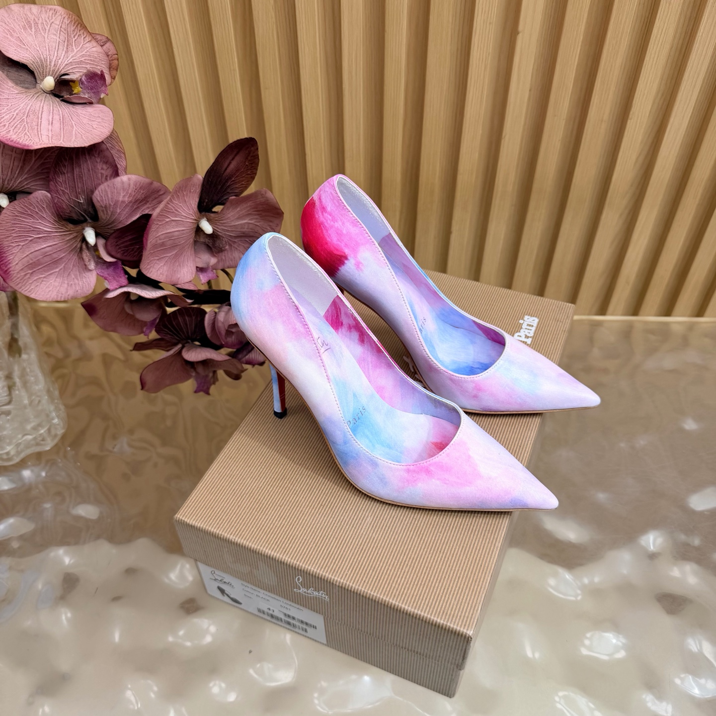 NO:905478,2026 spring and summer new fashion catwalk high-heeled sandals CL red soles are forever ———————— Red-soled high heels New red-soled ballet high-heeled shoes There is nothing to say, they are completely beautiful and crazy #fatal temptation. I just tried it on my feet. It is very easy to wear, very stable and very beautiful #red-soled shoes. Super comfortable high-heeled shoes. Feminine shoes must have a pair of red-soled shoes. Original printed fabric on the upper. Sheepskin lining. Heel height 10cm. Free shipping in the original CL package.  35-42,high heels,christian louboutin,sandals,high heels,sheepskin198609092026春夏新款时装走秀水台 高跟凉鞋 CL红底永远的 ——————————— 红底高跟 新款红底芭蕾高跟鞋 没什么好说的 就是一整个美疯#致命的诱惑 刚刚上脚试了 非常好穿非常稳 也非常美#红底鞋 超舒适的高跟鞋 女人味鞋子必须有一双红底鞋 鞋面原版印花布 内里羊皮 跟高10cm 包邮CL全套原版包装 35-42,高跟鞋,christian louboutin,sandals,high heels,sheepskin,Women's Shoes