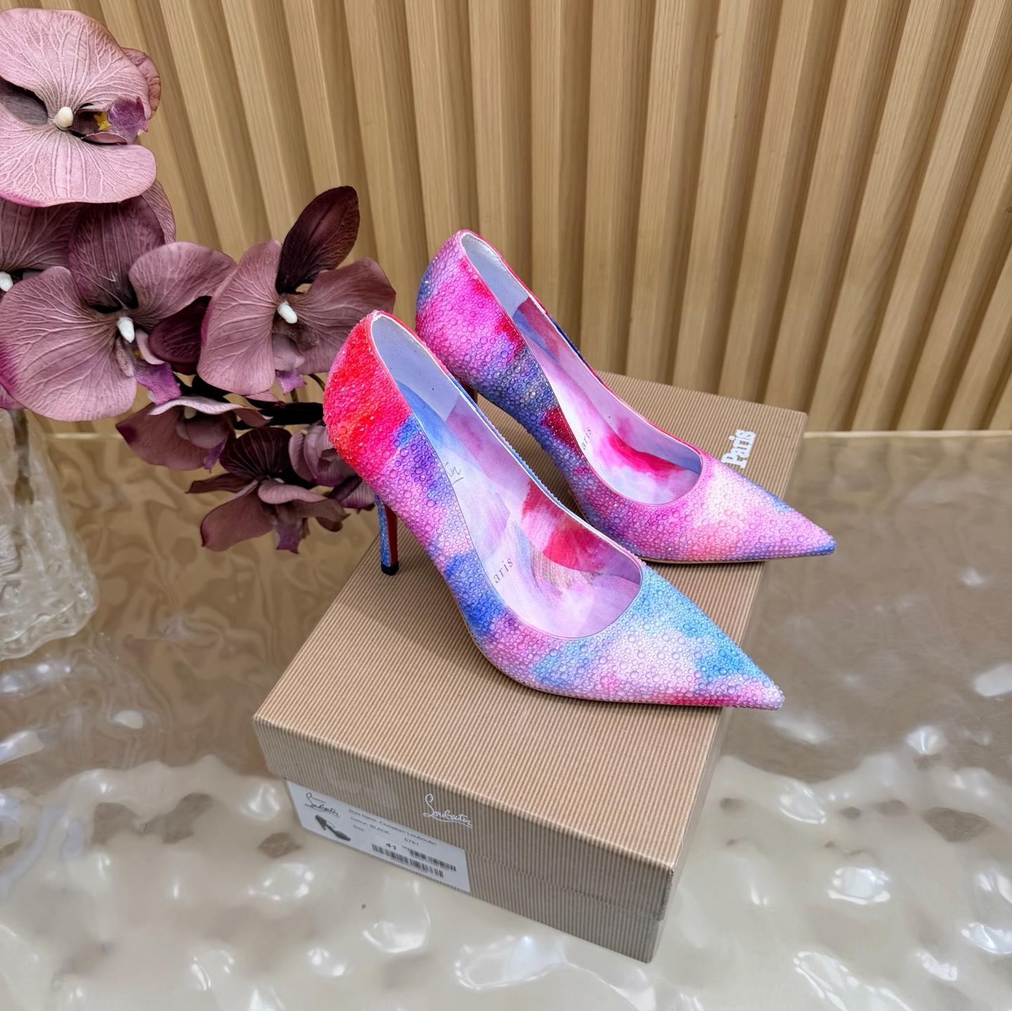 NO:905486,2026 spring and summer new fashion catwalk high-heeled sandals CL red sole forever ———————— Red-soled high-heeled new red-soled ballet high-heeled shoes There is nothing to say, just a whole beauty crazy #fatal temptation. I just tried it on my feet. It is very easy to wear, very stable and very beautiful #red-soled shoes. Super comfortable high-heeled shoes. Feminine shoes must have a pair of red-soled shoes. The upper is original calico with hot rhinestones. The lining is sheepskin. The heel is 10cm.  Free shipping CL full set of original packaging 35-42, high heels, christian louboutin, sandals, high heels, sheepskin198609092026春夏新款时装走秀水台 高跟凉鞋 CL红底永远的 ——————————— 红底高跟 新款红底芭蕾高跟鞋 没什么好说的 就是一整个美疯#致命的诱惑 刚刚上脚试了 非常好穿非常稳 也非常美#红底鞋 超舒适的高跟鞋 女人味鞋子必须有一双红底鞋 鞋面原版印花布烫钻 内里羊皮 跟高10cm 包邮CL全套原版包装 35-42,高跟鞋,christian louboutin,sandals,high heels,sheepskin,Women's Shoes