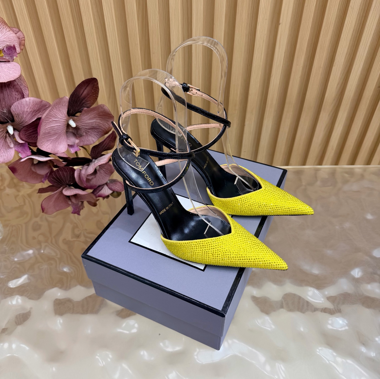 NO:905448,Tom Ford's new fashion show is simultaneously output, rhinestone pointed-toe high-heeled shoes. Tom Ford's black rhinestone pointed-toe high-heeled shoes are handmade in Italy. The upper is densely covered with rhinestones, which is full of luxury. The pointed toe + stiletto heel design, with a single strap at the back, is elegant and stable, and can be easily used for commuting and dinner. The rhinestones shine super brightly under the light, and they look great when paired with dresses or simple skirts, which directly enhances your temperament!  Size 35-39 (ordered at 40.41.42.43), high heels and sandals, tom ford, sandals, high heels, skirts19860909Tom Ford 新款时装走秀同步输出,水钻尖头高跟鞋 Tom Ford这款黑色水钻尖头高跟鞋,意大利手工打造,鞋面密布水钻,奢华感满满.尖头+细高跟设计,后空一字带,优雅又稳固,通勤、晚宴都能轻松驾驭.水钻在灯光下超闪耀,搭配礼服或简约裙装都很出彩,气质直接拉满！ 码数35-39（40.41.42.43订）,高跟鞋凉鞋,tom ford,sandals,high heels,skirts,Women's Shoes