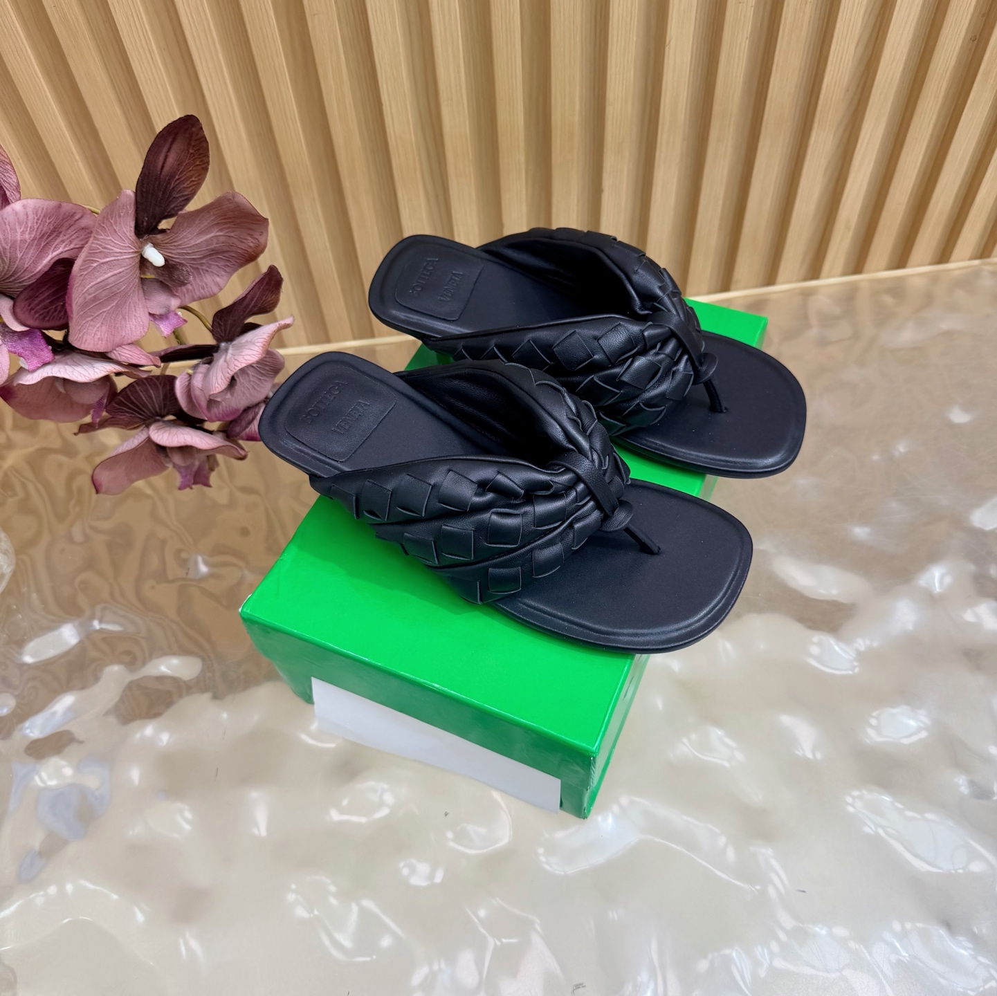 NO:905521,Purchasing agent level BV Sampieri Flat Thong 26/ New style BV sheepskin flip-flops, a light luxury item that is just needed in summer, carefully selected first-layer sheepskin, soft and non-grinding on the feet, multi-layer braided flip-flops design, low-key recognition, square toe version to modify the foot shape, one-touch control at home and out, casual Italian-style relaxation. Fabric lambskin, lining sheepskin, heel height 5cm  Outsole Italian leather outsole/injection rubber craftsmanship Size35-42 (customized for 40 41 42), split-toe shoes, bottega veneta, slippers, sheepskin, Leather soles19860909代购级 BV Sampieri Flat Thong 26/ 新款 夹趾拖鞋 Bv羊皮人字拖,夏日刚需轻奢单品,甄选细腻头层羊皮,上脚软糯不磨趾,多层编织夹趾设计,低调辨识度拉满,方头版型修饰脚型,居家外出一键拿捏,随性穿出意式松弛感 面料小羊皮 内里羊皮 跟高5cm 大底意大利真皮大底/注塑橡胶工艺 Size35-42（40 41 42定做）,分趾鞋,bottega veneta,slippers,sheepskin,Leather soles,Women's Shoes