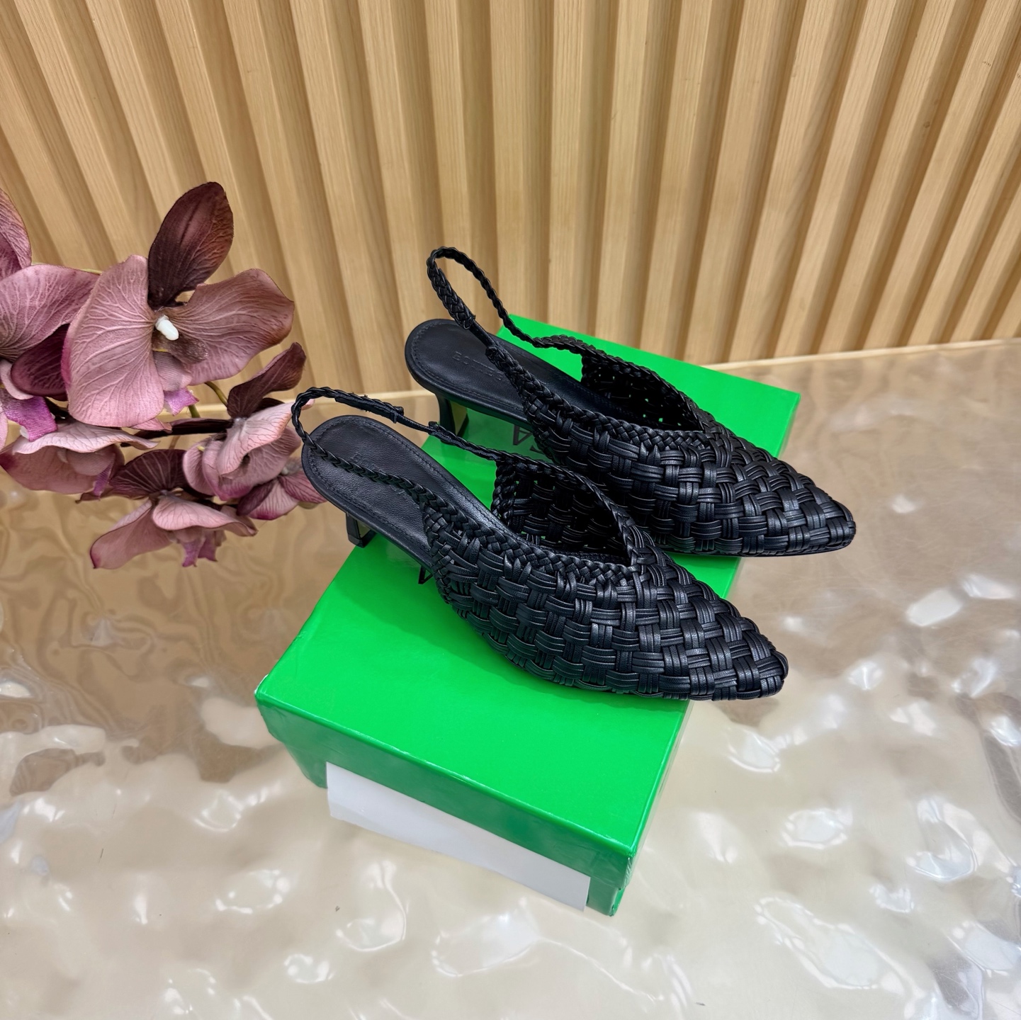 NO:905512,Purchasing agent level BV Sampieri Flat Thong 26/ New style flip-flops Bv sheepskin flip-flops, just in need of light luxury items in summer, carefully selected first-layer sheepskin, soft and non-grinding on the feet, multi-layer braided flip-flop design, low-key recognition, square toe version to modify the foot shape, one-touch control at home and out, casual Italian-style relaxation. Fabric lambskin, lining sheepskin, heel height 6.5cm  Outsole Italian genuine leather outsole/injection rubber craftsmanship Size35-42 (40 41 42 customized), sandals, bottega veneta, sandals, slippers, sheepskin, Leather soles19860909代购级 BV Sampieri Flat Thong 26/ 新款 夹趾拖鞋 Bv羊皮人字拖,夏日刚需轻奢单品,甄选细腻头层羊皮,上脚软糯不磨趾,多层编织夹趾设计,低调辨识度拉满,方头版型修饰脚型,居家外出一键拿捏,随性穿出意式松弛感 面料小羊皮 内里羊皮 跟高6.5cm 大底意大利真皮大底/注塑橡胶工艺 Size35-42（40 41 42定做）,凉鞋,bottega veneta,sandals,slippers,sheepskin,Leather soles,Women's Shoes