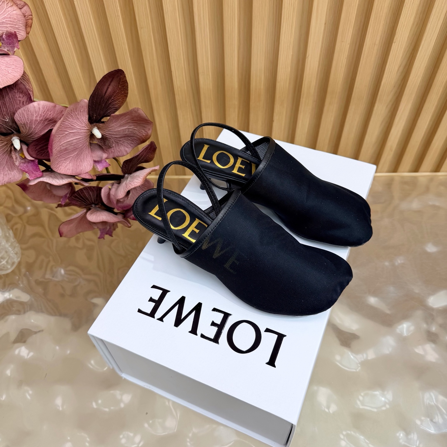 NO:905488,High version of LOEWE's new mesh cat-heeled sandals —————————————— An elegant and high-end one, the fashionable pointed toe design enhances the aura, the new pearl buckle logo is combined with the one-word strap heel design, which is less casual and more 'ceremonial'. The back-heel design is easy to put on and take off, and the 4.5cm kitten heel is just right for fighting the hot summer. It is stable and easy to walk, and the upper foot lengthens the leg line, full of femininity.  Whether it is in the workplace or daily matching, dating and shopping, you can bring it with you, because she is really elegant and versatile. Fabric mesh Sheepskin lining Outsole Original outsole (heel height 4.5cm) Size 35/41 (customized for 40, 41), high heels and sandals, loewe, loewe, sandals, high heels, sheepskin19860909高版本 LOEWE罗意威 新款网纱猫跟凉鞋 ————————————— 自带优雅气质高级的一款,时尚尖头设计提升气场,新款珍珠饰扣logo搭配一字带跟露后跟的设计结合,少了一份随意,多了份“仪式感” 露后跟设计穿脱方便,对抗炎炎夏日4.5cm的小猫跟恰到好处,健稳好走,上脚拉长腿部线条,女人味十足. 不管是职场还是日常搭配约会逛街,都可以带上它参与,因为她真的超显气质又百搭. 面料网纱 内里羊皮 大底原版大底（跟高4.5cm） 码数35/41（40、41定制）,高跟鞋凉鞋,loewe,loewe,sandals,high heels,sheepskin,Women's Shoes