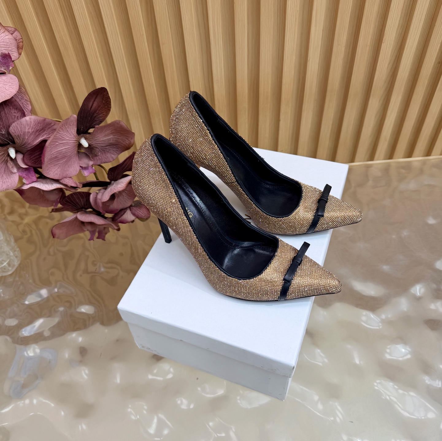 NO:905480,2026 spring and summer hot model ABING WANG hot-drilled high-heeled shoes. What is a sexy tool? It has to be a little bit of the toe seam, which makes you feel the ultimate charm. ———————————— Add sparkling crystal embellishments to the patent leather base, and launch this charming single product. A beautiful torture tool. It is made of patent leather fabric on the pointed-toe body with a deep shoe opening. It is dignified and elegant.  Size 35-41 (40, 41 customized), high heels, single shoes, high heels, sheepskin198609092026春夏爆款 ABING WANG烫钻 高跟鞋 什么叫性感利器,非他莫属稍微露出一点脚趾缝,倍感魅力极致 ————————————— 在漆皮基础上增添了闪耀的水晶缀饰,推出了这款散发着迷人魅力的单品.美丽刑具,它以漆皮面料制作于设有深鞋口的尖头鞋身端庄典雅 鞋面烫钻 大底真皮底 内里羊皮 跟高10.5cm 码数35-41（40、41定做),高跟鞋单鞋,high heels,sheepskin,Women's Shoes