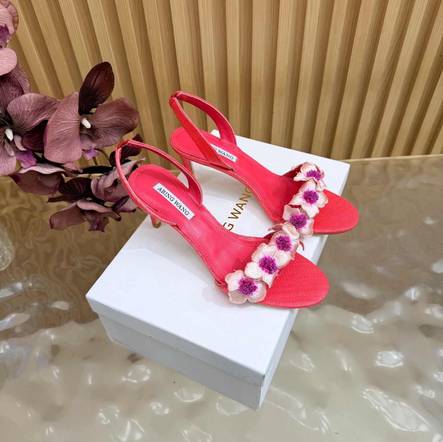 NO:905472,2026 spring and summer hot style ABING WANG woven floral sandals. What is a sexy tool? It has to be a little exposed toe seam, which makes you feel the ultimate charm. ———————————— Add sparkling crystal embellishments on the basis of patent leather, and launch this charming single product. A beautiful torture tool, it is made of patent leather fabric on the pointed toe body with a deep shoe opening. It is dignified and elegant. The upper is woven, the outsole is genuine leather, the lining is sheepskin, and the heel height is 7.5cm.  Size 35-41 (40, 41, 42 customized), sandals, sandals, sheepskin198609092026春夏爆款 ABING WANG编织 花朵凉鞋 什么叫性感利器,非他莫属稍微露出一点脚趾缝,倍感魅力极致 ————————————— 在漆皮基础上增添了闪耀的水晶缀饰,推出了这款散发着迷人魅力的单品.美丽刑具,它以漆皮面料制作于设有深鞋口的尖头鞋身端庄典雅 鞋面编织 大底真皮底 内里羊皮 跟高7.5cm 码数35-41（40、41、42定做),凉鞋,sandals,sheepskin,Women's Shoes