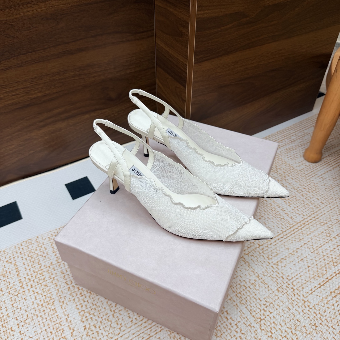 NO:929618,The new 2026 spring and summer Jimmychoo style and details are very particular!  Lace is not just decoration, it is the core highlight~ —————————————— The most interesting thing about this series is the contrast and little surprises!  Soft pastels can also look bold, and their appearance is very contagious. Sandra Choi moved the oversized paper peonies into Milan, surrounded by greenery and flowers, as if walking into a surreal wonderland. What surprised me most about Jimmy Choo this season was the 'reconstruction of lace'. The metal toe splicing is no longer just a symbol of femininity, but has been deconstructed and spliced, turning it into a leader in footwear. Fabric: Lace Lining Imported custom-made lambskin outsole  Imported Italian raw color cowhide base size 34 to 42 (34 40 41 42 customized) Heel height: 6.5cm, high heels sandals, jimmy choo, sandals, high heels, cowhide, sheepskin198609092026春夏新款Jimmychoo 版型和细节超讲究！蕾丝不只是装饰,是核心亮点～ —————————————— 这个系列最有意思的就是反差感和小惊喜！ 柔和的粉彩色也能显得很大胆,颜值很有感染力.SandraChoi把超大纸艺牡丹搬进米兰,四周绿意与花卉簇拥,仿佛走进一个超现实的仙境  这一季JimmyChoo最让我惊喜的是“蕾丝的再造”.金属鞋头拼接,它不再只是柔美的象征,而是被解构、拼接,化作鞋履上的佼佼者 面料: 蕾丝 内里 进口意制小羊皮  大底 进口意大利原色牛皮底码数 34一42（34 40 41 42定制) 跟高:6.5cm,高跟鞋凉鞋,jimmy choo,sandals,high heels,cowhide,sheepskin,Women's Shoes