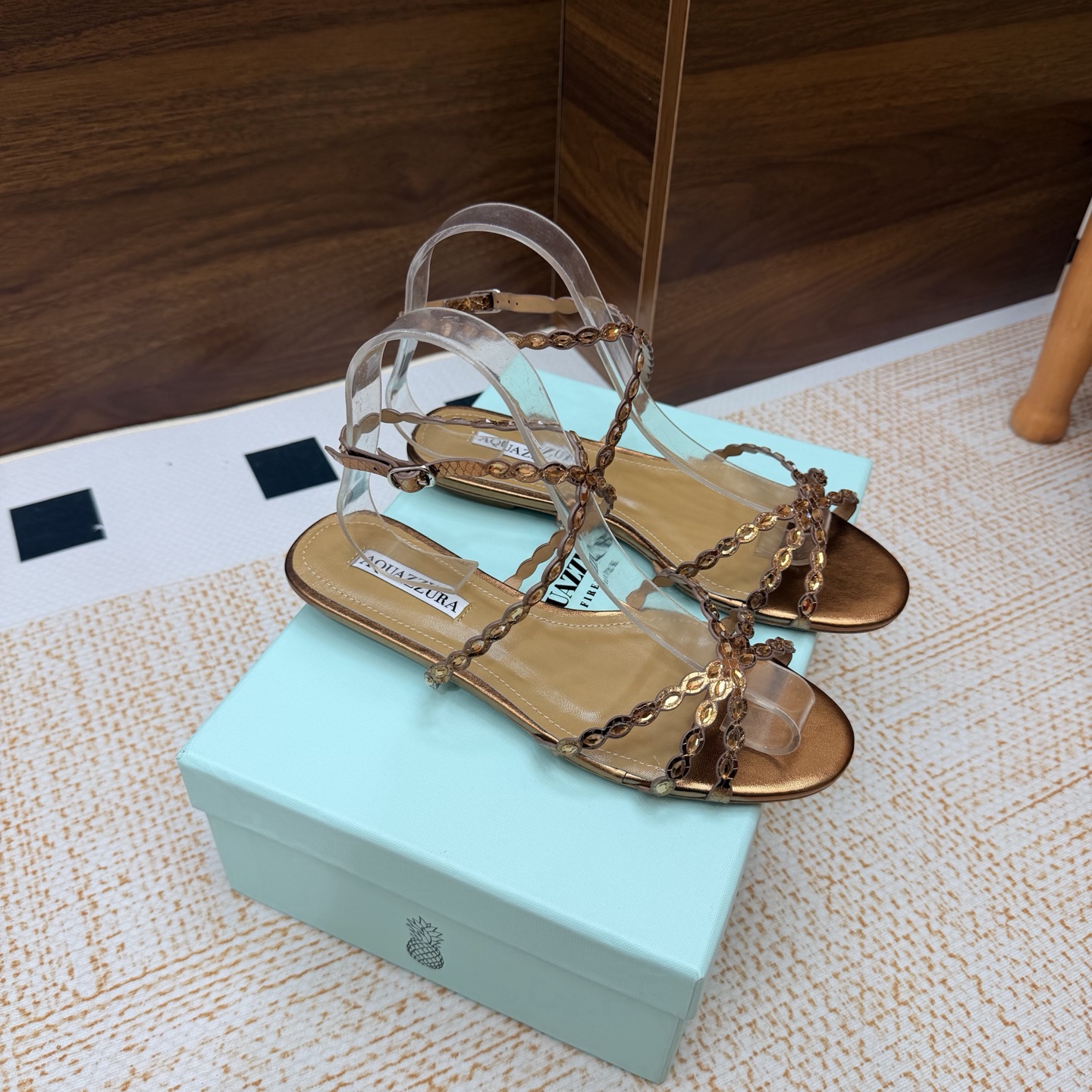NO:929604,[Aquazzura] 2026 new top version pineapple ladies flat sandals original 1:1 molded heels!  Swarovski rhinestones shine brightly ———————— Imported sheepskin is matched with the original molded heel, simple and elegant. It makes the shoes more feminine, and the design is suitable for parties. It is suitable for various skirts, dresses, evening dresses, and night clubs. The heel height is matched with Swarovski rhinestones. It looks noble in any occasion. * Complete package. * Upper cowhide * Lining sheepskin * Sole Italian genuine leather outsole * Heel height Flat bottom * Size  36–43 (35, 41, 42, 43 are custom-made and cannot be returned or exchanged), high heels and sandals, swarovski, sandals, high heels, skirts, cowhide, sheepskin, Leather soles19860909【Aquazzura】2026新款顶级版本菠萝女士烫钻 平底凉鞋原版1比1开模鞋跟！施华洛世奇水钻,闪耀光芒 —————————— 进口羊皮搭配原版开模鞋跟,简单大方 .使鞋子更有女人味,适合派对的设计适用各种套裙,于连衣裙晚礼服,夜场各种款式 跟高搭配施华洛世奇水钻.任何场合都显高贵气质 * 全套包装. * 鞋面 牛皮 * 衬里 羊皮 * 鞋底 意大利真皮大底 * 跟高 平底 * 码数 36–43（35、41、42、43订做不退换）,高跟鞋凉鞋,swarovski,sandals,high heels,skirts,cowhide,sheepskin,Leather soles,Women's Shoes