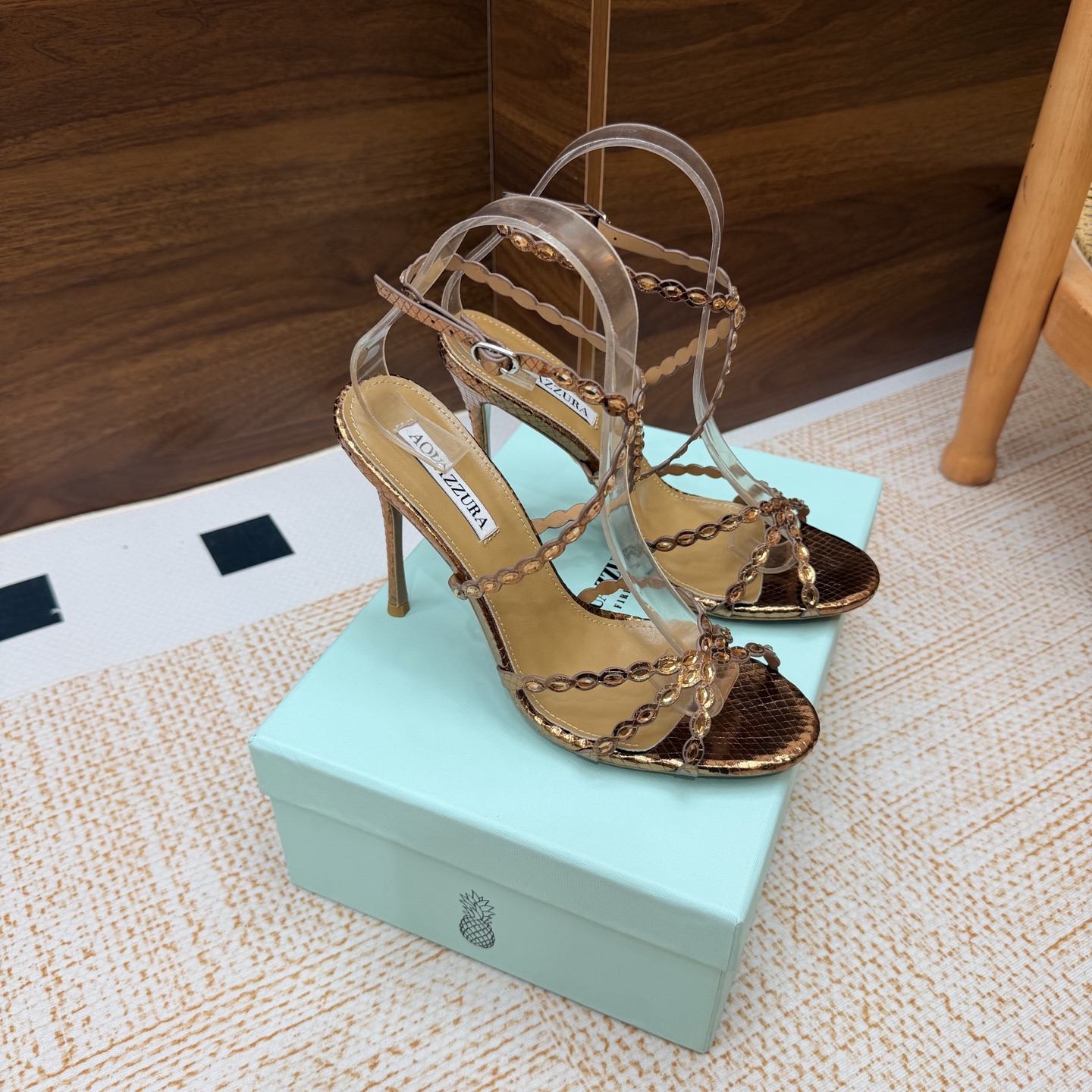 NO:929611,[Aquazzura] 2026 new top version pineapple ladies flat sandals original 1:1 molded heels!  Swarovski rhinestones shine brightly ———————— Imported sheepskin is matched with the original molded heel, simple and elegant. It makes the shoes more feminine, and the design is suitable for parties. It is suitable for various skirts, dresses, evening dresses, and nightclub styles. The heel height is matched with Swarovski rhinestones. It looks noble in any occasion. * Full set of packaging. * Upper cowhide * Lining sheepskin * Sole Italian leather outsole * Heel height 10cm * Size  36–43 (35, 41, 42, 43 are custom-made and cannot be returned or exchanged), high heels and sandals, swarovski, sandals, high heels, skirts, cowhide, sheepskin, Leather soles19860909【Aquazzura】2026新款顶级版本菠萝女士烫钻 平底凉鞋原版1比1开模鞋跟！施华洛世奇水钻,闪耀光芒 —————————— 进口羊皮搭配原版开模鞋跟,简单大方 .使鞋子更有女人味,适合派对的设计适用各种套裙,于连衣裙晚礼服,夜场各种款式 跟高搭配施华洛世奇水钻.任何场合都显高贵气质 * 全套包装. * 鞋面 牛皮 * 衬里 羊皮 * 鞋底 意大利真皮大底 * 跟高 10cm * 码数 36–43（35、41、42、43订做不退换）,高跟鞋凉鞋,swarovski,sandals,high heels,skirts,cowhide,sheepskin,Leather soles,Women's Shoes