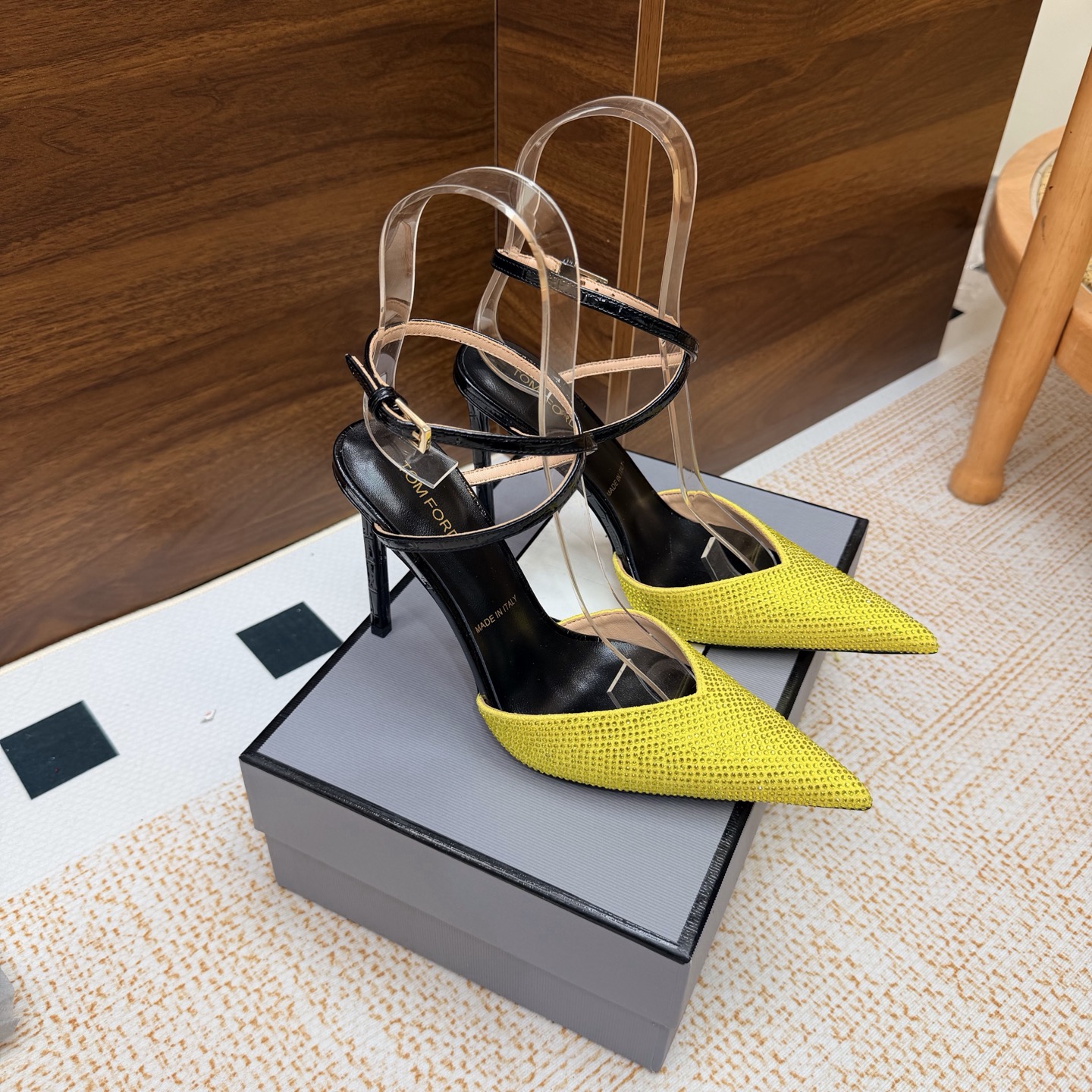 NO:929598,Tom Ford's new fashion show is simultaneously output, rhinestone pointed-toe high-heeled shoes. Tom Ford's black rhinestone pointed-toe high-heeled shoes are handmade in Italy. The upper is densely covered with rhinestones, which is full of luxury. The pointed toe + stiletto heel design, with a single strap at the back, is elegant and stable, and can be easily used for commuting and dinner. The rhinestones shine super brightly under the light, and they look great when paired with dresses or simple skirts, which directly enhances your temperament!  Size 35-39 (ordered at 40.41.42.43) Heel height 10.5cm, high heels and sandals, tom ford, sandals, high heels, skirts19860909Tom Ford 新款时装走秀同步输出,水钻尖头高跟鞋 Tom Ford这款黑色水钻尖头高跟鞋,意大利手工打造,鞋面密布水钻,奢华感满满.尖头+细高跟设计,后空一字带,优雅又稳固,通勤、晚宴都能轻松驾驭.水钻在灯光下超闪耀,搭配礼服或简约裙装都很出彩,气质直接拉满！ 码数35-39（40.41.42.43订） 跟高10.5cm,高跟鞋凉鞋,tom ford,sandals,high heels,skirts,Women's Shoes
