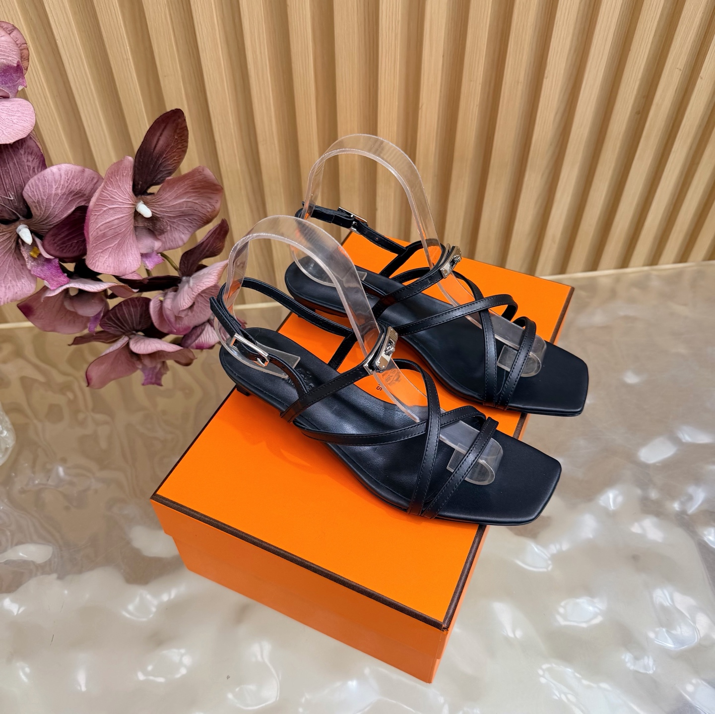NO:905464,2026 new counters are updated simultaneously. Hermès/Hermès classic kelly buckle Roman flat sandals, cat heels ———————————— Extremely retro design, strong exotic style, full of fashion, and stylish when worn casually. The simple style is great when paired with a high-end feel. It’s hard not to love the versatile colors and smooth lines!  The fabric is made of customized imported cowhide. The lining and foot pads are all lambskin. The outsole is imported cowhide from Italy. The heel height is 3.5cm. Size35-39 (customized 40/41/42). Sandals, hermes, hermes, sandals, cowhide, sheepskin198609092026新款专柜同步更新 Hermès/爱马仕经典kelly 扣罗马平底凉鞋 猫跟 ———————————— 极约复古的设计 浓厚的异域风情 时髦感十足、随便上脚都很有腔调 简简单单的款式随便搭配一下高级感就很棒 百搭的颜色流畅的线条很难不爱！ 面料采用定制进口牛皮 内里内里垫脚均为小羊皮 大底意大利进口牛皮大底 跟高3.5cm Size35-39(40/41/42定制）,凉鞋,hermes,hermes,sandals,cowhide,sheepskin,Women's Shoes