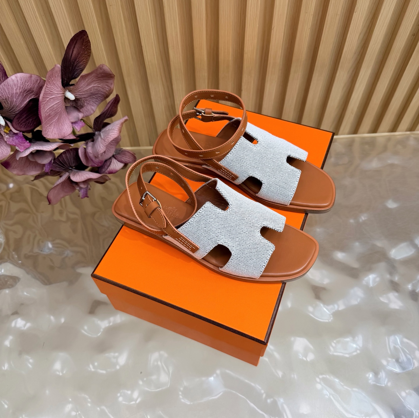 NO:905456,The 2026 new counters are updated simultaneously. The top version of Hermès/Hermès classic H-shaped Roman flat sandals ———————————— Extremely retro design with strong exotic style. Full of fashionable feeling and stylish when worn casually. The simple style is great when paired with a sense of high-end. It’s hard not to love the versatile colors and smooth lines!  The fabric is made of custom imported cowhide/yangjing/cloth. The lining and foot pads are all lambskin. The outsole is imported cowhide outsole from Italy. The heel is high and flat. Size35-39 (customized 40/41/42), sandals, hermes, hermes, sandals, cowhide, sheepskin, sheep.198609092026新款专柜同步更新 顶级版本 Hermès/爱马仕经典 H型罗马平底凉鞋 ———————————— 极约复古的设计 浓厚的异域风情 时髦感十足、随便上脚都很有腔调 简简单单的款式随便搭配一下高级感就很棒 百搭的颜色流畅的线条很难不爱！ 面料采用定制进口牛皮/羊京/布面 内里内里垫脚均为小羊皮 大底意大利进口牛皮大底 跟高平底 Size35-39(40/41/42定制）,凉鞋,hermes,hermes,sandals,cowhide,sheepskin,sheep,Women's Shoes