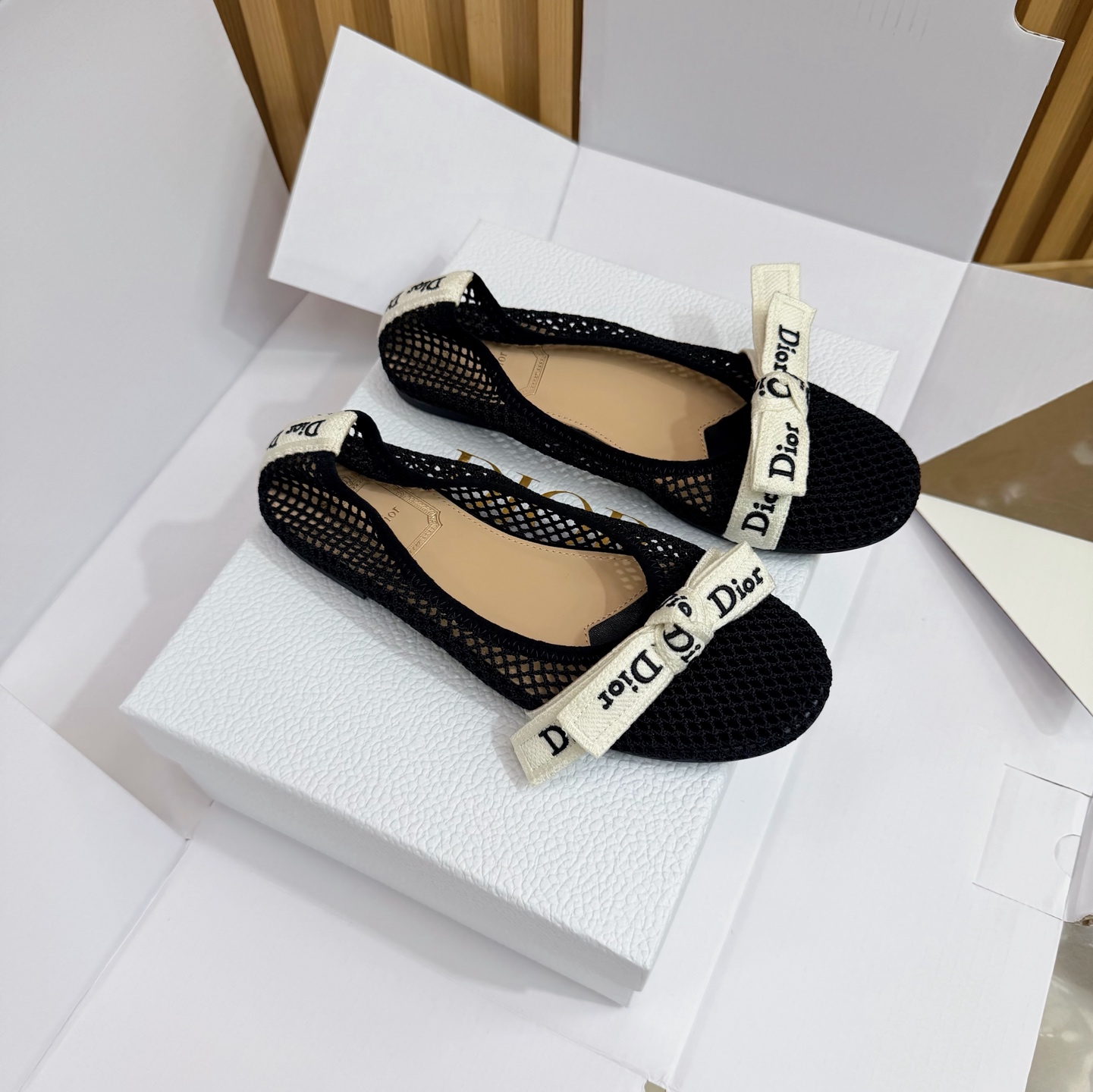 NO:905522,-Top quality (with high-end airplane box) 26ss spring and summer new Dior Dior J'Adior strappy flip-flops classic CD letter embroidered webbing bow high-heeled flip-flops slippers small heel/kitten heel slippers This J'Adior strappy high-heeled sandals are designed by Jonathan Anderson (Jonathan Anderson)  Anderson) presents a new interpretation of Dior's classic series, highlighting Dior's exquisite craftsmanship and enhancing style with fashion. It is carefully made of black cotton embroidered fabric, with a unique double-strap design, and is paired with two-color Dior embroidered ribbons, one of which is embellished with a bow. Paired with a 3 cm comma heel, it is more fashionable and elegant. Customized electro-embroidered mesh upper, sheepskin lining, original TPU outsole, high flat sole  Size 35-39 (40.41.42 customized, non-returnable), ballet shoes, dior, dior, sandals, slippers, sheepskin19860909-顶级品质（配高档飞机盒） 26ss春夏新款Dior 迪奥 J'Adior 饰带人字拖鞋 经典 CD字母刺绣织带蝴蝶结高跟夹脚凉拖鞋小矮跟/小猫跟拖鞋 这款 J'Adior饰带高跟凉鞋由乔纳森.安德森(Jonathan Anderson)倾情呈献,全新演绎Dior的经典系列,彰显Dior的精湛工艺,以时尚感提升格调.采用黑色棉质刺绣面料精心制作,双带设计别具一格,搭配双色Dior刺绣饰带,其中一条点缀以蝴蝶结.搭配 3 厘米逗号跟,更显时髦高雅. 鞋面定制电绣网布 内里垫脚羊皮 鞋底原版TPU大底 跟高平底 码数35-39（40.41.42定做不退换）,芭蕾舞鞋,dior,dior,sandals,slippers,sheepskin,Women's Shoes