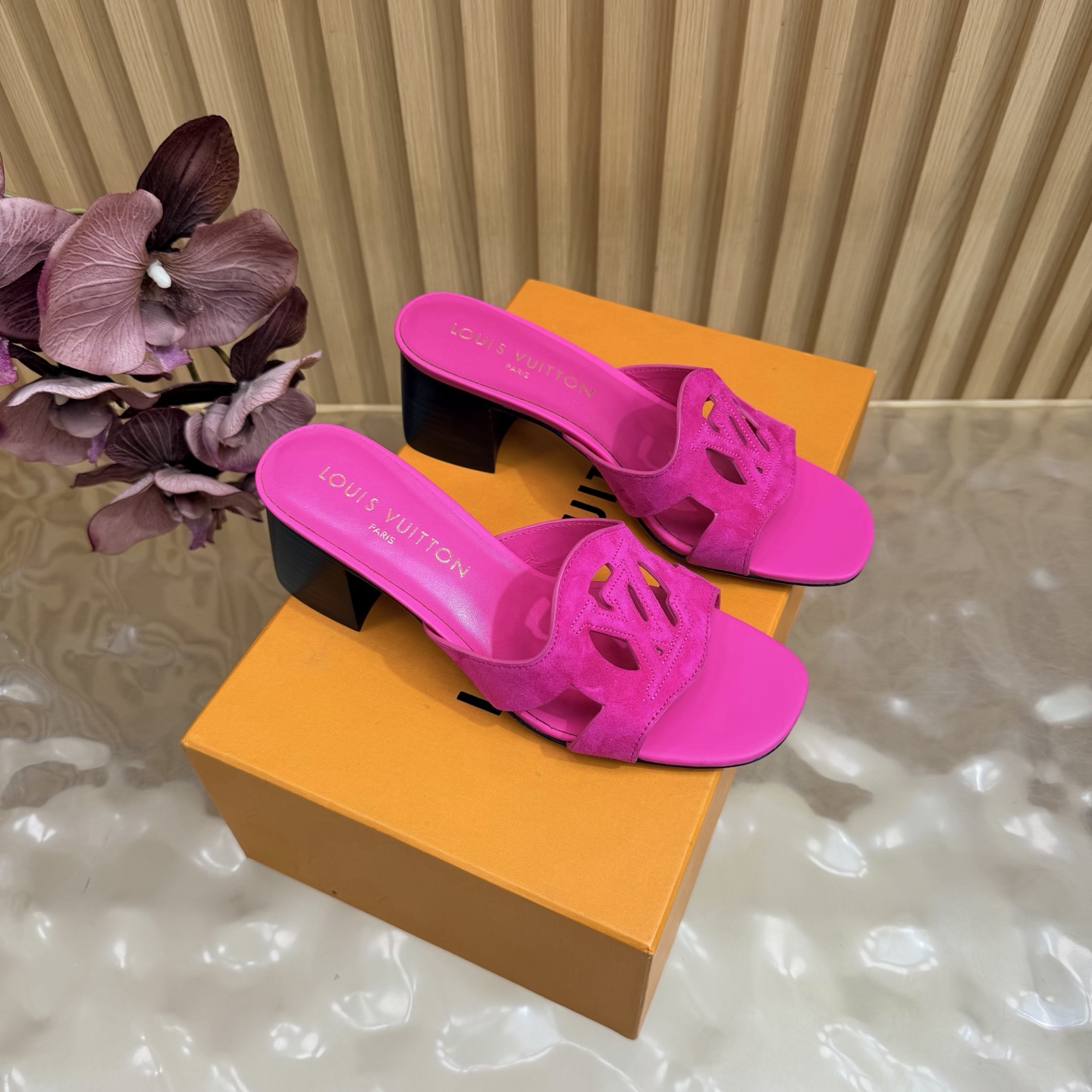 NO:921928,LV | Louis Vuitton 26 2026 early spring new products. The top version counter features the latest slippers/cat heel slippers. Hard goods are new. —————————— Original custom-made cowhide leather/Sheep Beijing lining. Imported goatskin lining. Original Italian genuine leather outsole. Heel high flat bottom/4.5cm. Shoe size: 35-42 (40, 41, 42 customized are not returnable), slippers, louis.  vuitton,louis vuitton,slippers,cowhide,sheepskin,sheep,Leather soles19860909LV | 路易威登 26 2026早春新品 顶级版本专柜主打最新款 拖鞋/猫跟拖鞋 硬货上新 ———————————— 鞋面原版定制牛皮/羊京 内里进口山羊皮里 大底原版意大利真皮大底 跟高平底/4.5cm 鞋码: 35-42（40、41、42定制不退换）,拖鞋,louis vuitton,louis vuitton,slippers,cowhide,sheepskin,sheep,Leather soles,Women's Shoes
