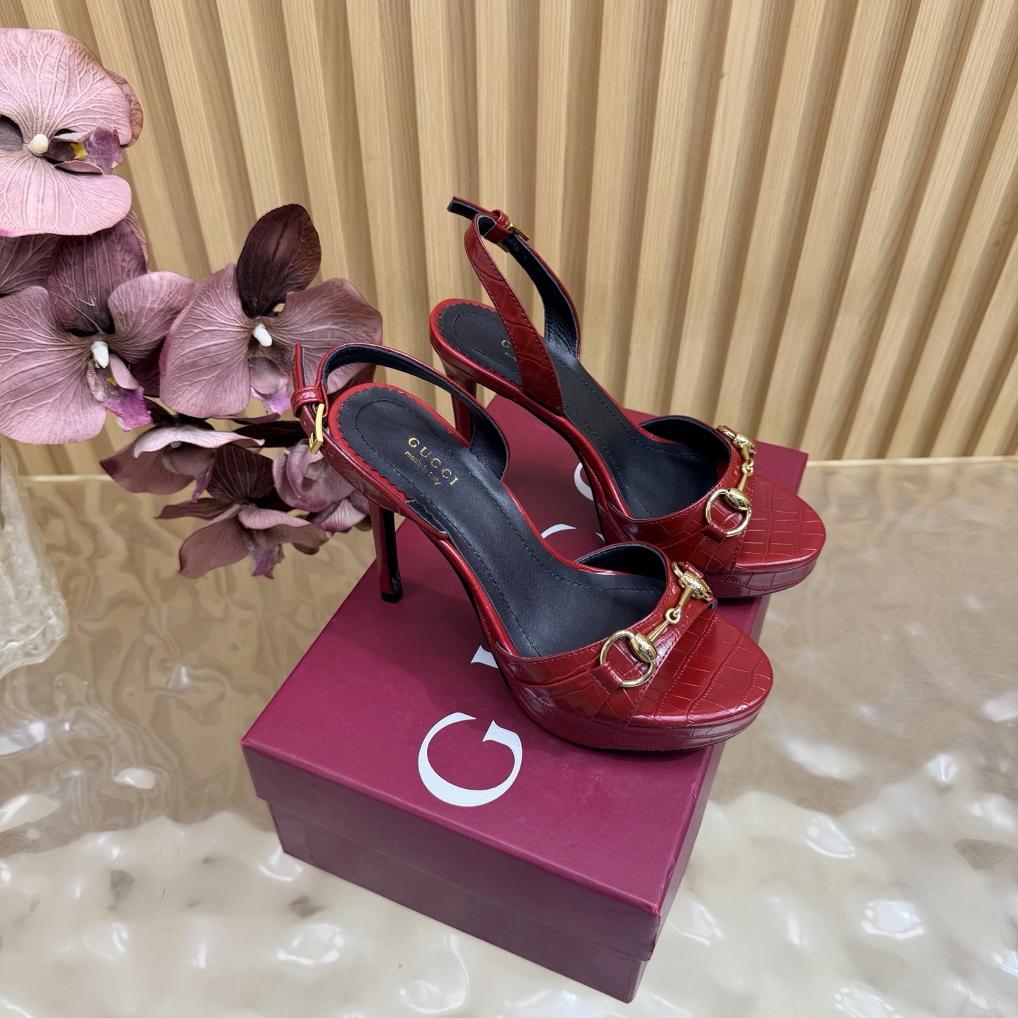 NO:921925,Gucci/Gucci classic horsebit wedge sandals G's iconic horsebit meets fashionable cowhide stone pattern water table ———————————— A fashion feast that is both gorgeous and comfortable begins. This pair of sandals is a passionate collision of classic and modern. Every step is a confident expression of Italian fashion. It cleverly lengthens the leg line and enhances the overall temperament, allowing you to easily show an elegant posture while walking. The thick-soled design increases stability, makes walking more comfortable and does not tire your feet.  The fabric is made of original calfskin/patent leather. The lining and feet are all lambskin. The genuine leather outsole imported from Italy has a heel height of 12cm and a water platform of 2cm. Size35-39 (customized for 40/41/42), high heels and sandals, gucci, gucci, gucci, sandals, high heels, cowhide, sheepskin, Leather soles19860909Gucci/古驰经典马衔扣坡跟凉鞋 G家标志性马衔扣 邂逅时髦牛皮石头纹 水台 ———————————— 一场华丽与舒适兼得的时尚盛宴就此开启. 这双凉鞋 是经典与现代的激情碰撞 每一步都是意式风尚的自信表达. 巧妙拉长腿部线条 提升整体气质 让你在行走间轻松展现优雅姿态 厚底设计增加稳定性 行走更自在 不累脚. 面料采用原版定牛皮/漆皮 内里垫脚均为小羊皮 意大利进口真皮大底 跟高12cm 水台2cm size35-39（40/41/42定制）,高跟鞋凉鞋,gucci,gucci,gucci,sandals,high heels,cowhide,sheepskin,Leather soles,Women's Shoes