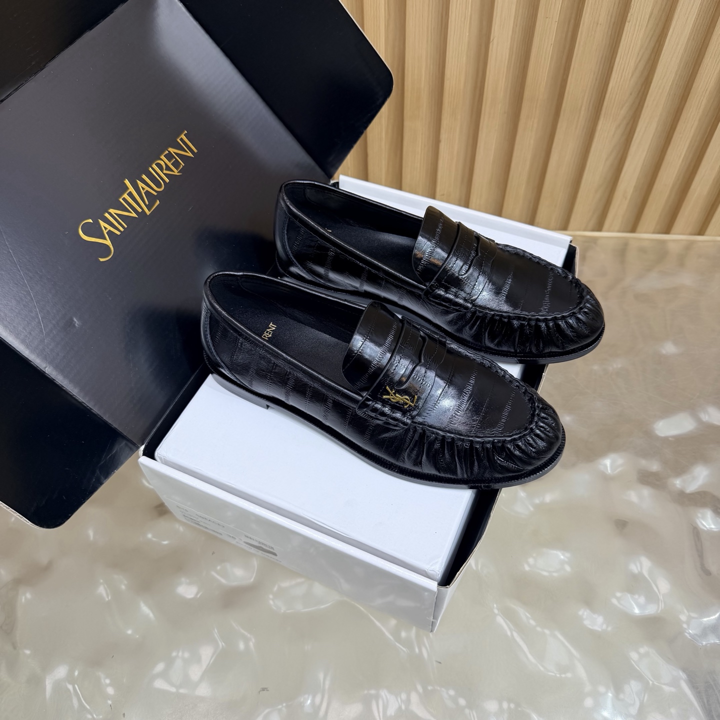 NO:922408,Couple's shoes Top version Saint Lauren* 2026 YSL small logo pleated couple's loafers ———————————Female Men The iconic small logo is the soul of this pair of shoes. It is presented on the shoe body in a low-key and exquisite manner. Different from the big and flamboyant logo, it is quiet but eye-catching. It outlines YSL's unique fashion DNA with simple lines and inadvertently reveals the brand's profound heritage. The classic almond-shaped design of the toe box  Cleverly modifying the foot shape, visually elongating the foot line, highlighting elegance and delicacy. Every date and every trip the couple goes on together becomes a low-key and profound style souvenir due to the tacit blessing of this pair of shoes. The fabric is made of Yang Jing, the inner foot pads are all sheepskin, and the Italian imported leather outsole size35–42 (34 40, 41, 42 43 customized)  Men's size 38-47 (47 customized, non-returnable), loafers, saint laurent, saint laurent, saint laurent, loafers, sheepskin, sheep, Leather soles19860909情侣款单鞋 顶级版本Saint Lauren*圣罗兰2026 YSL小logo 褶皱情侣款乐福鞋 ———————————女 男 标志性的小logo是这双鞋的灵魂所在 以低调而精致的姿态呈现于鞋身之上. 不同于张扬的大标识 它安静却醒目 用简洁线条勾勒出YSL独有的时尚DNA 在不经意间透露出品牌的深厚底蕴 鞋头的经典杏仁形设计 巧妙修饰脚型 在视觉上拉长足部线条 彰显优雅与秀气 . 情侣共赴的每一场约会 每一次出行 都因这双鞋的默契加持 成为低调又深刻的风格纪念. 面料采用羊京 内里垫脚均为羊皮 意大利进口真皮大底 size35–42（34 40、41、42 43定制） 男码38–47（47定制不退换）,乐福鞋,saint laurent,saint laurent,saint laurent,loafers,sheepskin,sheep,Leather soles,Women's Shoes