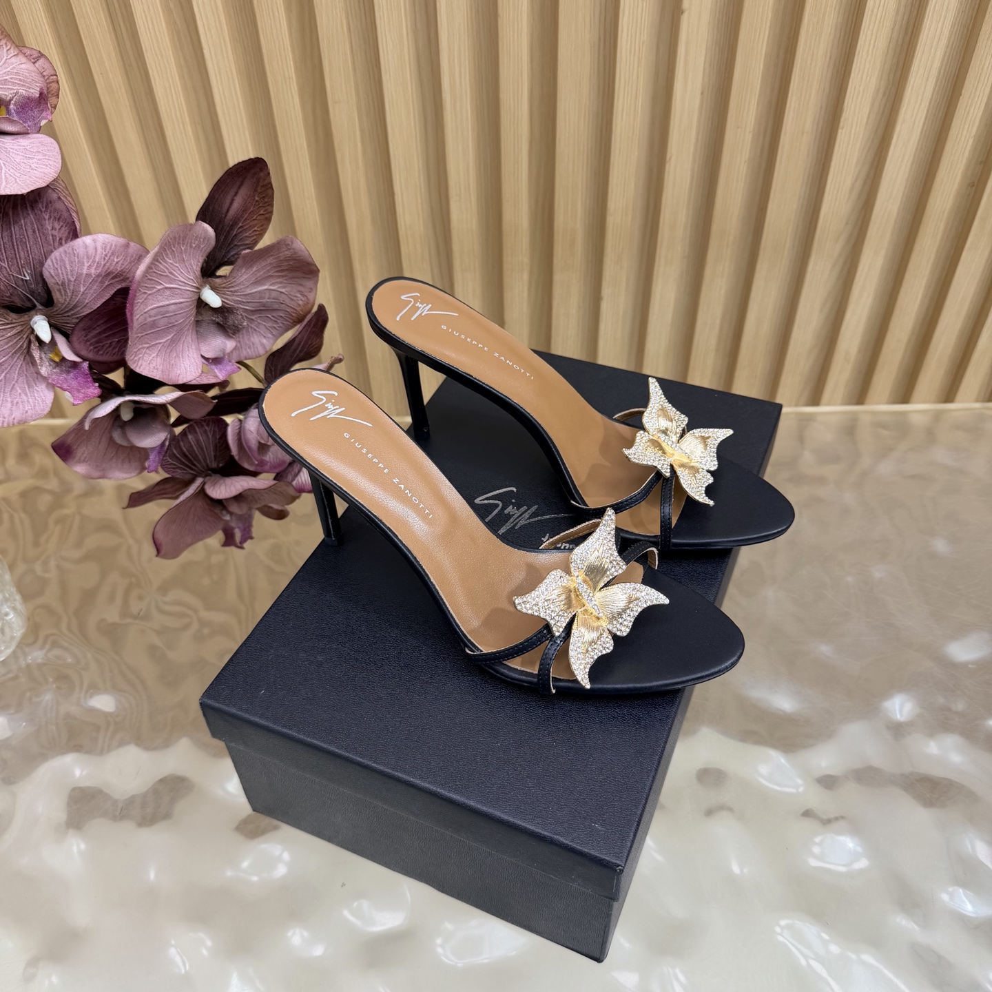 NO:924483,Giuseppe Zanotti 26ss new product, gold flower embellished high heels really understand women's hearts ———————————— GZ's high heels that are both men and women. I love them. They are indeed the brand that understands women best. They are sold out as soon as they are new. Especially the side line design is smooth, natural and slim. It makes the whole pair of shoes full of layers and femininity. No matter what your usual style is, please be sure to try it!  Upper cowhide, lining mixed sheepskin, original Italian genuine leather outsole, heel height 10cm, Size 35–41 (40, 41, 42, 43 customized, non-refundable and non-exchangeable), high heels, slippers, high heels, slippers, cowhide, sheepskin, Leather soles19860909Giuseppe Zanotti 26ss新品 金花点缀高跟鞋果然很懂女人心 ———————————— GZ斩男又斩女的高跟鞋 爱了 不愧是最懂女人的品牌 上新即售空 尤其是侧面线条设计流畅自然还很显瘦 让整双鞋层次感十足又富有女人味 不管你平时什么风格 请你一定要试试它！ 鞋面牛皮 内里是混种羊皮 原版意大利真皮大底 跟高10cm Size 35–41（40、41、42、43定制不退不换）,高跟鞋拖鞋,high heels,slippers,cowhide,sheepskin,Leather soles,Women's Shoes
