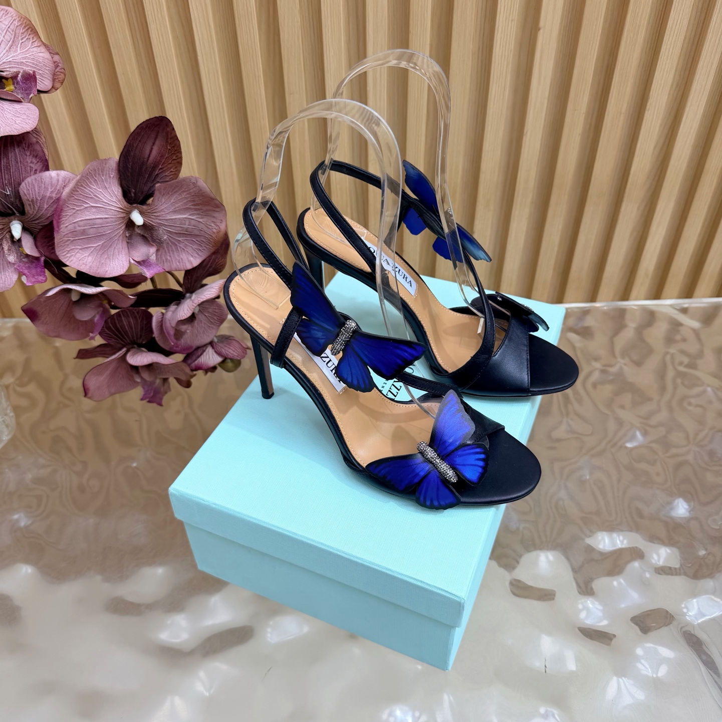 NO:924475,Purchasing agent level (fast shipping) The counters are updated simultaneously. Aquazzura pineapple sandals are popular for foreign orders. Flat/high-heeled series of items. This butterfly sandal from the Italian luxury brand Aquazzura adopts a hollow weave design, is light and breathable, and is super comfortable to wear in summer!  The flat design is suitable for daily commuting or leisure. It is low-key, elegant and versatile. The heelless style is easy to put on and take off. A must-have for lovers of simple style!  Whether paired with a skirt or casual trousers, it can easily enhance the look. It is a practical and fashionable item in the summer shoe cabinet ~ High heels/10cm Size 35-39 (customized at 40.41.42.43), high heels, sandals, sandals, high heels, skirts19860909代购级（出货快） 专柜同步更新 外单爆款 Aquazzura菠萝 凉鞋平底/高跟 系列单品 意大利奢侈品牌Aquazzura的这款蝴蝶 凉鞋 采用镂空编织设计,轻盈透气,夏天穿超舒服！平底设计,日常通勤或休闲都很友好,低调优雅又百搭.无后跟款式,穿脱方便,简约风格爱好者必入！无论搭配裙装还是休闲裤,都能轻松提升造型感,是夏季鞋柜里的实用时髦单品～ 跟高平底/10cm Size 35-39（40.41.42.43定做）,高跟鞋凉鞋,sandals,high heels,skirts,Women's Shoes