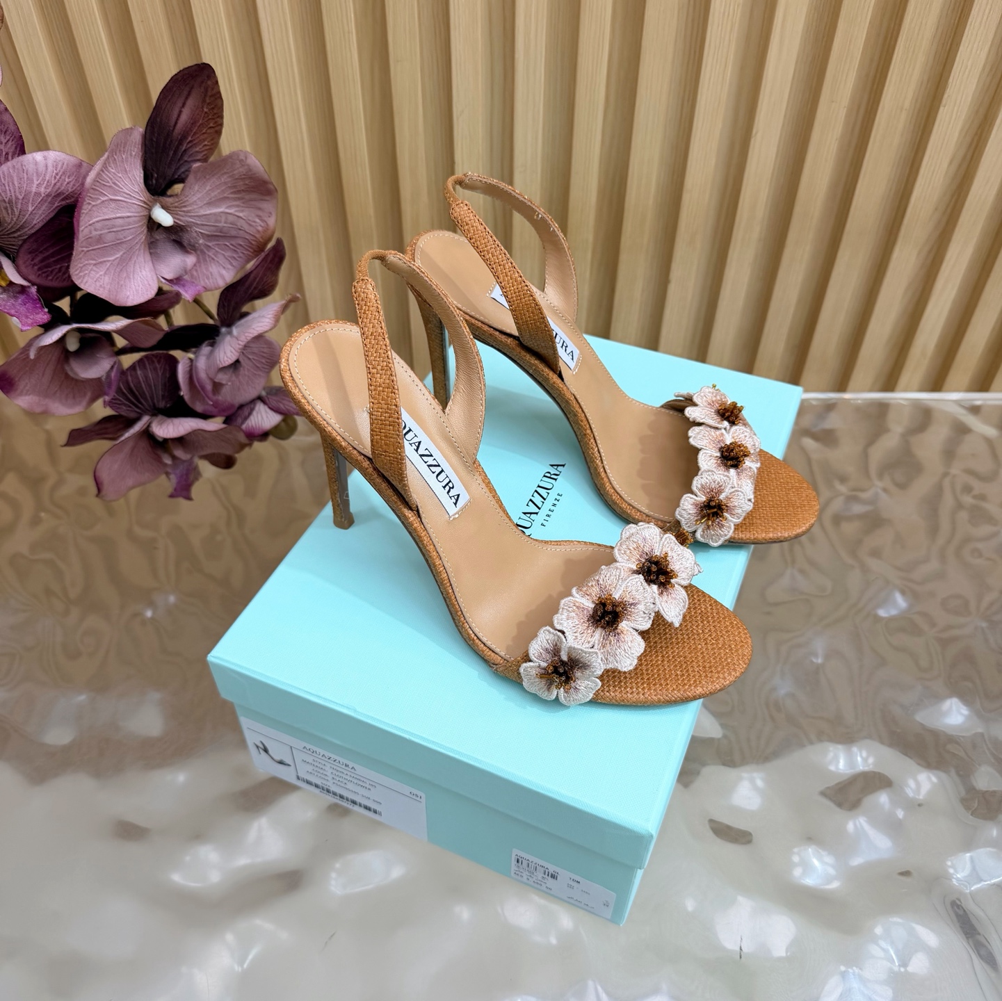 NO:924459,Purchasing agent level (fast shipping) The counters are updated simultaneously. Aquazzura pineapple pp straw, knitted crocheted sandals, flat/high heels series items. This knitted crocheted straw sandal from the Italian luxury brand Aquazzura adopts a hollow weaving design, is light and breathable, and is super comfortable to wear in summer!  The flat design is suitable for daily commuting or leisure. It is low-key, elegant and versatile. The heelless style is easy to put on and take off. A must-have for lovers of simple style!  Whether paired with a skirt or casual pants, it can easily enhance the look. It is a practical and fashionable item in the summer shoe cabinet ~ Heel height 10cm Size 35-39 (customized at 40.41.42.43), high heels, sandals, sandals, high heels, skirts19860909代购级（出货快） 专柜同步更新 外单爆款 Aquazzura菠萝pp草 针织钩花凉鞋平底/高跟 系列单品 意大利奢侈品牌Aquazzura的这款针织钩花 编织草 凉鞋 采用镂空编织设计,轻盈透气,夏天穿超舒服！平底设计,日常通勤或休闲都很友好,低调优雅又百搭.无后跟款式,穿脱方便,简约风格爱好者必入！无论搭配裙装还是休闲裤,都能轻松提升造型感,是夏季鞋柜里的实用时髦单品～ 跟高10cm Size 35-39（40.41.42.43定做）,高跟鞋凉鞋,sandals,high heels,skirts,Women's Shoes