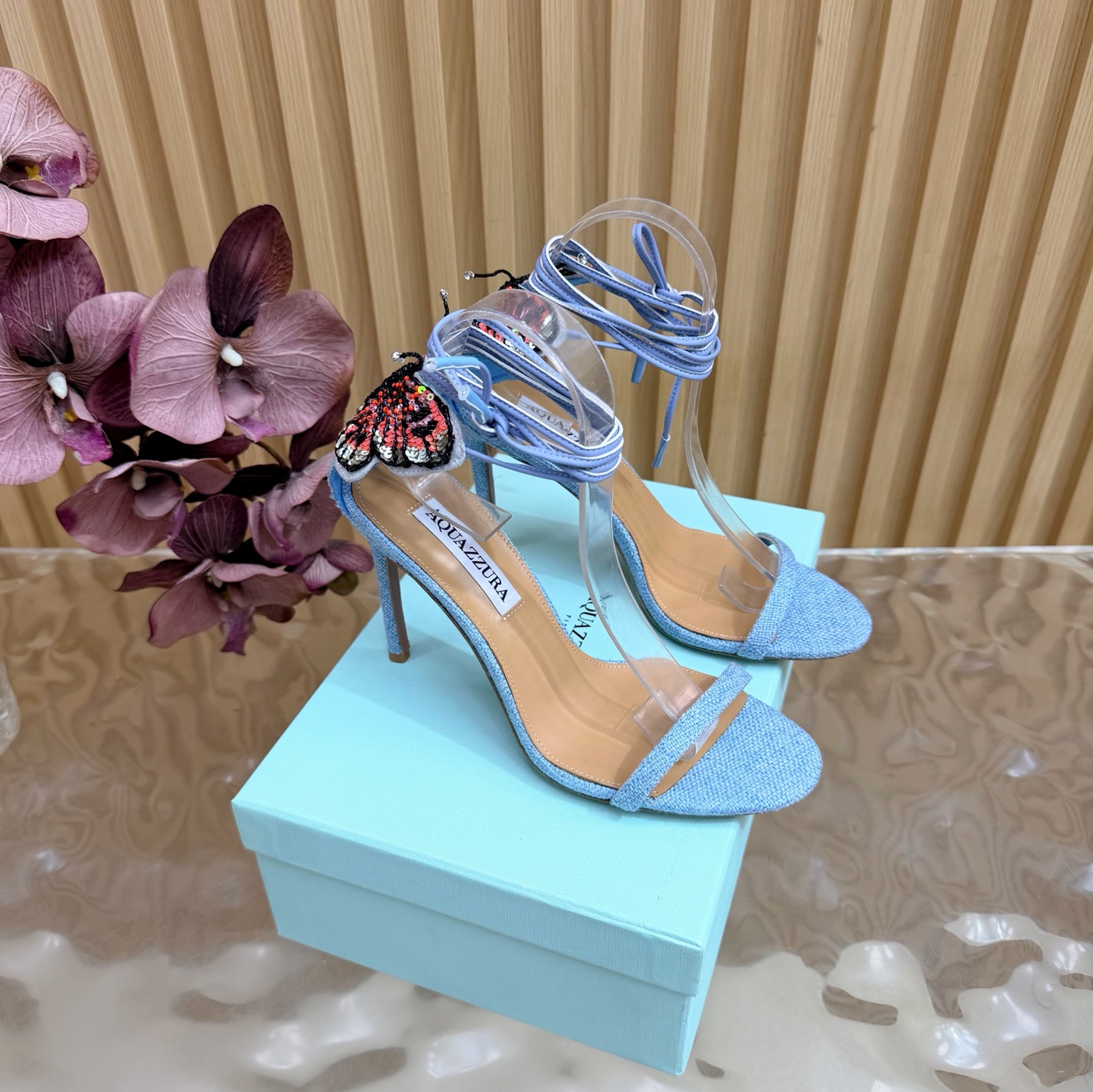 NO:924453,Purchasing agent level (fast shipping) The counters are updated simultaneously. Aquazzura pineapple PP straw, bow embroidery technology (heavy industry), beaded sandals and high heels series items. This PP woven straw sandal from the Italian luxury brand Aquazzura adopts a hollow weaving design, is light and breathable, and is super comfortable to wear in summer!  The flat design is suitable for daily commuting or leisure. It is low-key, elegant and versatile. The heelless style is easy to put on and take off. A must-have for lovers of simple style!  Whether paired with a skirt or casual pants, it can easily enhance the look. It is a practical and fashionable item in the summer shoe cabinet ~ Heel height 10cm Size 35-39 (customized at 40.41.42.43), high heels, sandals, sandals, high heels, skirts19860909代购级（出货快） 专柜同步更新 外单爆款 Aquazzura菠萝pp草 蝴蝶结刺绣工艺（重工）窜珠凉鞋高跟 系列单品 意大利奢侈品牌Aquazzura的这款pp编织草 凉鞋 采用镂空编织设计,轻盈透气,夏天穿超舒服！平底设计,日常通勤或休闲都很友好,低调优雅又百搭.无后跟款式,穿脱方便,简约风格爱好者必入！无论搭配裙装还是休闲裤,都能轻松提升造型感,是夏季鞋柜里的实用时髦单品～ 跟高10cm Size 35-39（40.41.42.43定做）,高跟鞋凉鞋,sandals,high heels,skirts,Women's Shoes