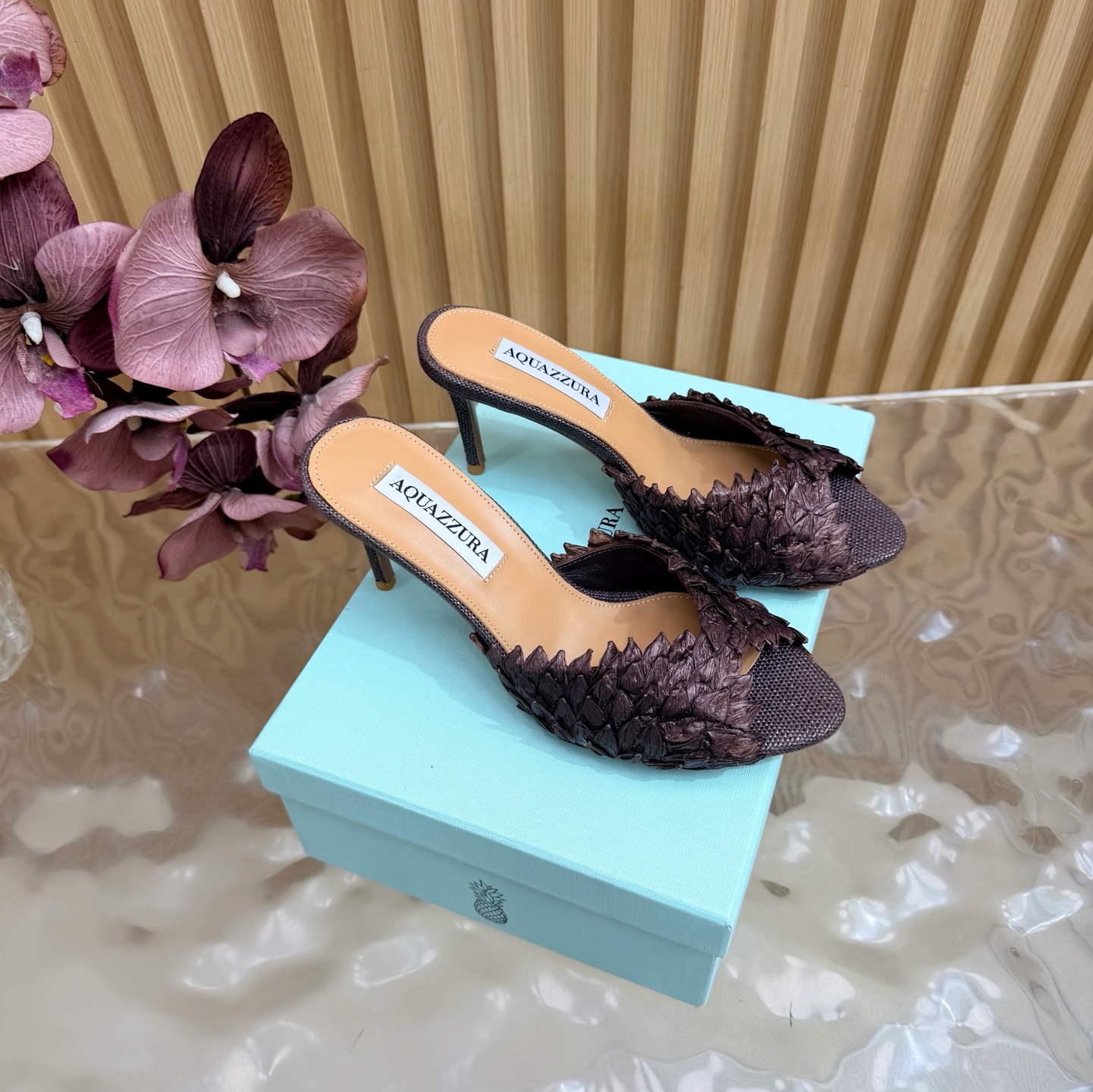 NO:924444,Purchasing agent grade (fast shipping) Aquazzura pineapple braided pp straw high-heeled fish mouth slippers/sandals. This pp straw mules from the Italian luxury brand Aquazzura are designed with hollow braid, light and breathable, and super comfortable to wear in summer!  The flat design is suitable for daily commuting or leisure. It is low-key, elegant and versatile. The heelless style is easy to put on and take off. A must-have for lovers of simple style!  Whether paired with a skirt or casual pants, it can easily enhance the look. It is a practical and fashionable item in the summer shoe cabinet ~ Heel height 7.5cm Size 35-39 (customized at 40.41.42.43), high heels, slippers, sandals, high heels, slippers, skirts19860909代购级（出货快） Aquazzura菠萝编织pp草 高跟鱼嘴拖鞋/凉鞋 意大利奢侈品牌Aquazzura的这款pp草 穆勒鞋,采用镂空编织设计,轻盈透气,夏天穿超舒服！平底设计,日常通勤或休闲都很友好,低调优雅又百搭.无后跟款式,穿脱方便,简约风格爱好者必入！无论搭配裙装还是休闲裤,都能轻松提升造型感,是夏季鞋柜里的实用时髦单品～ 跟高7.5cm Size 35-39（40.41.42.43定做）,高跟鞋拖鞋,sandals,high heels,slippers,skirts,Women's Shoes