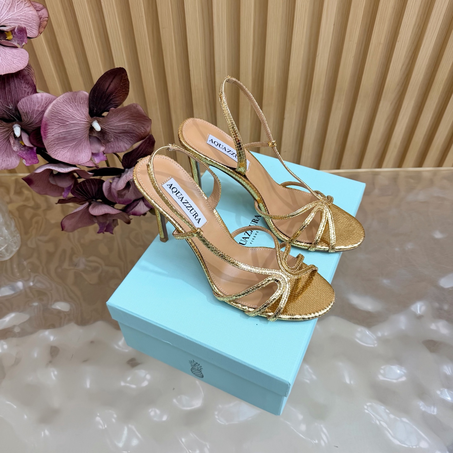 NO:924439,Purchasing agent level (fast shipping) The counters are updated simultaneously. The popular Aquazzura pineapple sandals and high heels are a series of single items. This pp woven straw sandal from the Italian luxury brand Aquazzura adopts a hollow woven design, which is light and breathable, and super comfortable to wear in summer!  The flat design is suitable for daily commuting or leisure. It is low-key, elegant and versatile. The heelless style is easy to put on and take off. A must-have for lovers of simple style!  Whether paired with a skirt or casual trousers, it can easily enhance the look. It is a practical and fashionable item in the summer shoe cabinet ~ Fabric cowhide Heel height 10cm Size 35-39 (customized at 40.41.42.43), high heels, sandals, high heels, skirts, cowhide19860909代购级（出货快） 专柜同步更新 外单爆款 Aquazzura菠萝凉鞋高跟 系列单品 意大利奢侈品牌Aquazzura的这款pp编织草 凉鞋 采用镂空编织设计,轻盈透气,夏天穿超舒服！平底设计,日常通勤或休闲都很友好,低调优雅又百搭.无后跟款式,穿脱方便,简约风格爱好者必入！无论搭配裙装还是休闲裤,都能轻松提升造型感,是夏季鞋柜里的实用时髦单品～ 面料牛皮 跟高10cm Size 35-39（40.41.42.43定做）,高跟鞋凉鞋,sandals,high heels,skirts,cowhide,Women's Shoes