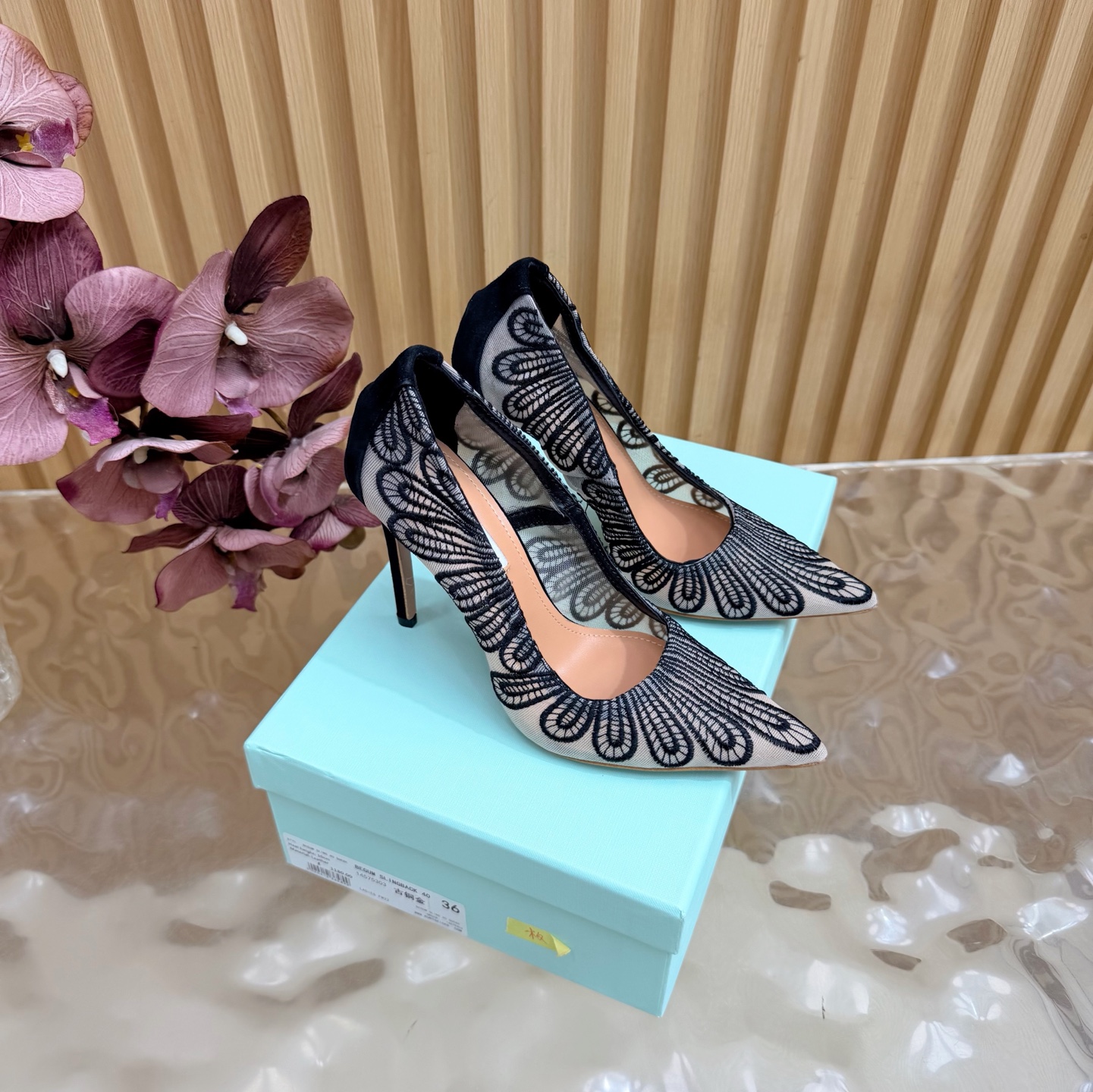 NO:924433,The counters are updated simultaneously. The most popular items for foreign orders are the Aquazzura pineapple mesh embroidery sandals and high heels series items. This mesh embroidery sandal from the Italian luxury brand Aquazzura is designed with a hollow weave, which is light and breathable, and super comfortable to wear in summer!  The flat design is suitable for daily commuting or leisure. It is low-key, elegant and versatile. The heelless style is easy to put on and take off. A must-have for lovers of simple style!  Whether paired with a skirt or casual trousers, it can easily enhance the style. It is a practical and fashionable item in the summer shoe cabinet ~ Fabric mesh embroidery Heel height 10cm Size 36-43 (customized at 35.41.42.43), high heels, sandals, sandals, high heels, skirts19860909专柜同步更新 外单爆款 Aquazzura菠萝网纱刺绣 凉鞋高跟 系列单品 意大利奢侈品牌Aquazzura的这款网纱刺绣 凉鞋 采用镂空编织设计,轻盈透气,夏天穿超舒服！平底设计,日常通勤或休闲都很友好,低调优雅又百搭.无后跟款式,穿脱方便,简约风格爱好者必入！无论搭配裙装还是休闲裤,都能轻松提升造型感,是夏季鞋柜里的实用时髦单品～ 面料网布刺绣 跟高10cm Size 36-43（35.41.42.43定做）,高跟鞋凉鞋,sandals,high heels,skirts,Women's Shoes