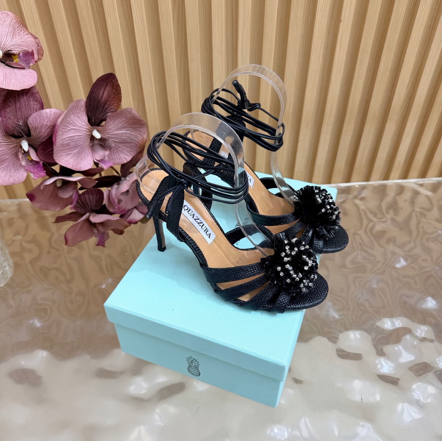 NO:924427,Purchasing agent level (fast shipping) Aquazzura pineapple braided pp straw high-heeled fish mouth slippers/sandals This pp straw mules from the Italian luxury brand Aquazzura are designed with a hollow braid, light and breathable, and super comfortable to wear in summer!  The flat design is suitable for daily commuting or leisure. It is low-key, elegant and versatile. The heelless style is easy to put on and take off. A must-have for lovers of simple style!  Whether paired with a skirt or casual pants, it can easily enhance the look. It is a practical and fashionable item in the summer shoe cabinet~ High heels and flat bottoms/10cm Size 35-39 (customized at 40.41.42.43), slippers, sandals, slippers, skirts19860909代购级别（出货快） Aquazzura菠萝编织pp草 高跟鱼嘴拖鞋/凉鞋 意大利奢侈品牌Aquazzura的这款pp草 穆勒鞋,采用镂空编织设计,轻盈透气,夏天穿超舒服！平底设计,日常通勤或休闲都很友好,低调优雅又百搭.无后跟款式,穿脱方便,简约风格爱好者必入！无论搭配裙装还是休闲裤,都能轻松提升造型感,是夏季鞋柜里的实用时髦单品～ 跟高平底/10cm Size 35-39（40.41.42.43定做）,拖鞋凉鞋,sandals,slippers,skirts,Women's Shoes