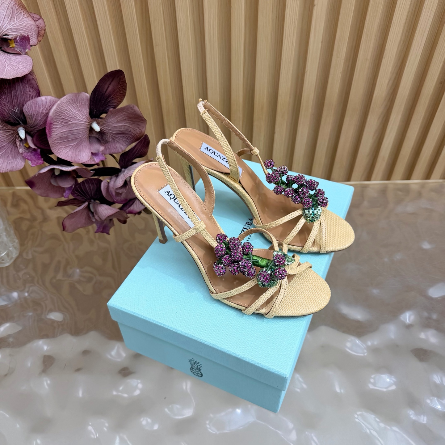 NO:924421,Purchasing agent level [Aquazzura] 2026 new sandals Wow!  The new grape rhinestone sandals have made their debut. The toe is embellished with handmade crystal grape bunches and green rhinestone leaves, which are three-dimensional and full. They are the visual highlight of the entire pair of shoes. The rhinestones are densely inlaid, and the multi-strand fine woven cross upper has a back strap buckle design that fits the shape of the foot and exposes more of the instep to visually show the slender foot. * Upper cashmere * Lining sheepskin * Sole Italian leather outsole * Heel height Flat bottom/10.5CM * Size:  35-39 (40 41 42 43 customized, non-refundable), high heels sandals, sandals, high heels, sheepskin, Leather soles19860909代购级别【Aquazzura】2026新款凉鞋 哇哦！新款葡萄水钻凉鞋闪亮登场,鞋头点缀手工制水晶葡萄串,搭配绿色水钻叶片,立体饱满,是整双鞋的视觉亮点.水钻镶嵌得密密麻麻,多股细编织交叉鞋面后绊带搭扣设计,贴合脚型,露出更多脚背视觉显脚纤细. * 鞋面羊绒 * 衬里 羊皮 * 鞋底 意大利真皮大底 * 跟高 平底/10.5CM * 码数: 35-39（40 41 42 43 定做不退换）,高跟鞋凉鞋,sandals,high heels,sheepskin,Leather soles,Women's Shoes