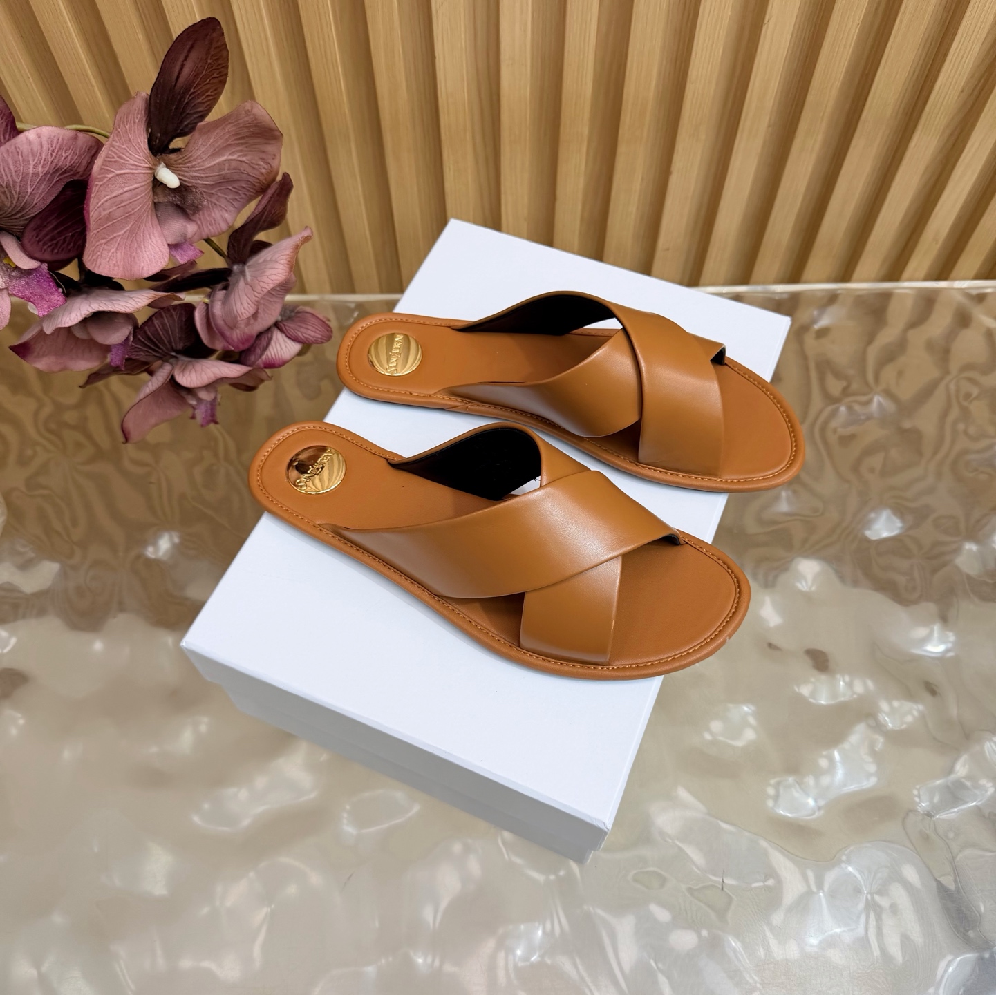 NO:925707,YSL Saint Laurent fw26 new arrival～ YSL 26s spring and summer new pointed-toe chain hardware buckle mules, minimalist style stiletto high-heeled sandals. Ysl pointed-toe stilettos are elegance engraved in DNA. The golden chain flows on the upper, like the delicacy in a retro picture, on the feet. Every step is effortless nobility and style. Who can resist a pair of chain mules with their own aura?  The pointed toe lengthens the leg line, and the metal chain lights up the whole body. From commuting suits to date skirts, you can switch to the 'heroine' mode with one click. The complexity is eliminated, leaving only clean lines and metallic luster. The pointed toe outlines the edge, and the chain embellishes your attitude. This pair of shoes is your style statement that needs no words. The shiny patent leather + gold chain are retro and sexy, and the upper feet directly transform into 'the flower of wealth in the world', and you walk with wind!  Upper cowhide/silk, lining sheepskin, sole Italian genuine leather outsole, high flat heel, size 36–44 (35.42.43.44, custom made, non-refundable), slippers, saint laurent, saint laurent, saint laurent, slippers, skirts, business suit, cowhide, sheepskin, real silk, Leather soles19860909YSL Saint Laurent 圣罗兰fw26 new arrival～ YSL 26s 春夏新款尖头链条五金扣穆勒鞋极简风细跟高跟凉拖鞋 Ysl 尖头细高跟,是刻在DNA里的优雅.金色链条在鞋面流转,像把复古画报里的精致,在了脚上.每一步,都是不费力的贵气与风情.谁能拒绝一双自带气场的链条穆勒鞋？尖头拉长腿线,金属链点亮全身,从通勤西装到约会小裙,都能一键切换成“女主角”模式. 褪去繁杂,只留利落线条与金属光泽.尖头勾勒锋芒,链条点缀态度,这双鞋,是你无需多言的风格宣言.漆皮亮面+金色链条,复古又性感,上脚直接变身“人间富贵花”,走路都带风！ 鞋面牛皮/真丝 内里垫脚羊皮 鞋底意大利真皮大底 跟高平底 码数36–44（35.42.43.44 定做不退换）,拖鞋,saint laurent,saint laurent,saint laurent,slippers,skirts,business suit,cowhide,sheepskin,real silk,Leather soles,Women's Shoes